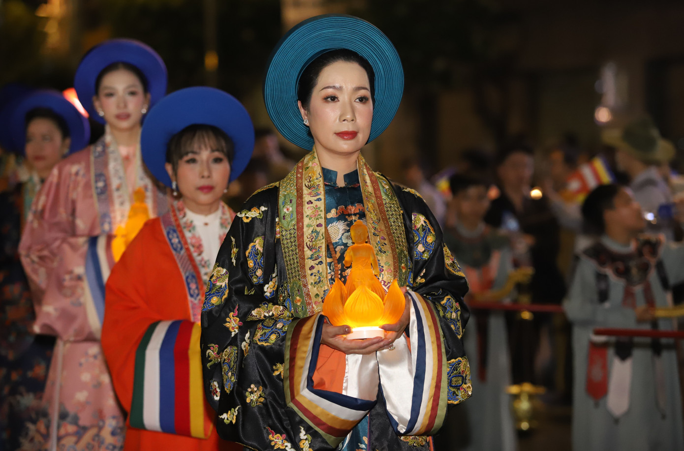 NSND Trịnh Kim Chi dẫn đoàn các văn nghệ sĩ cùng tham gia diễu hành. Các nghệ sĩ cầm trên tay tôn tượng đức Phật đản sinh.