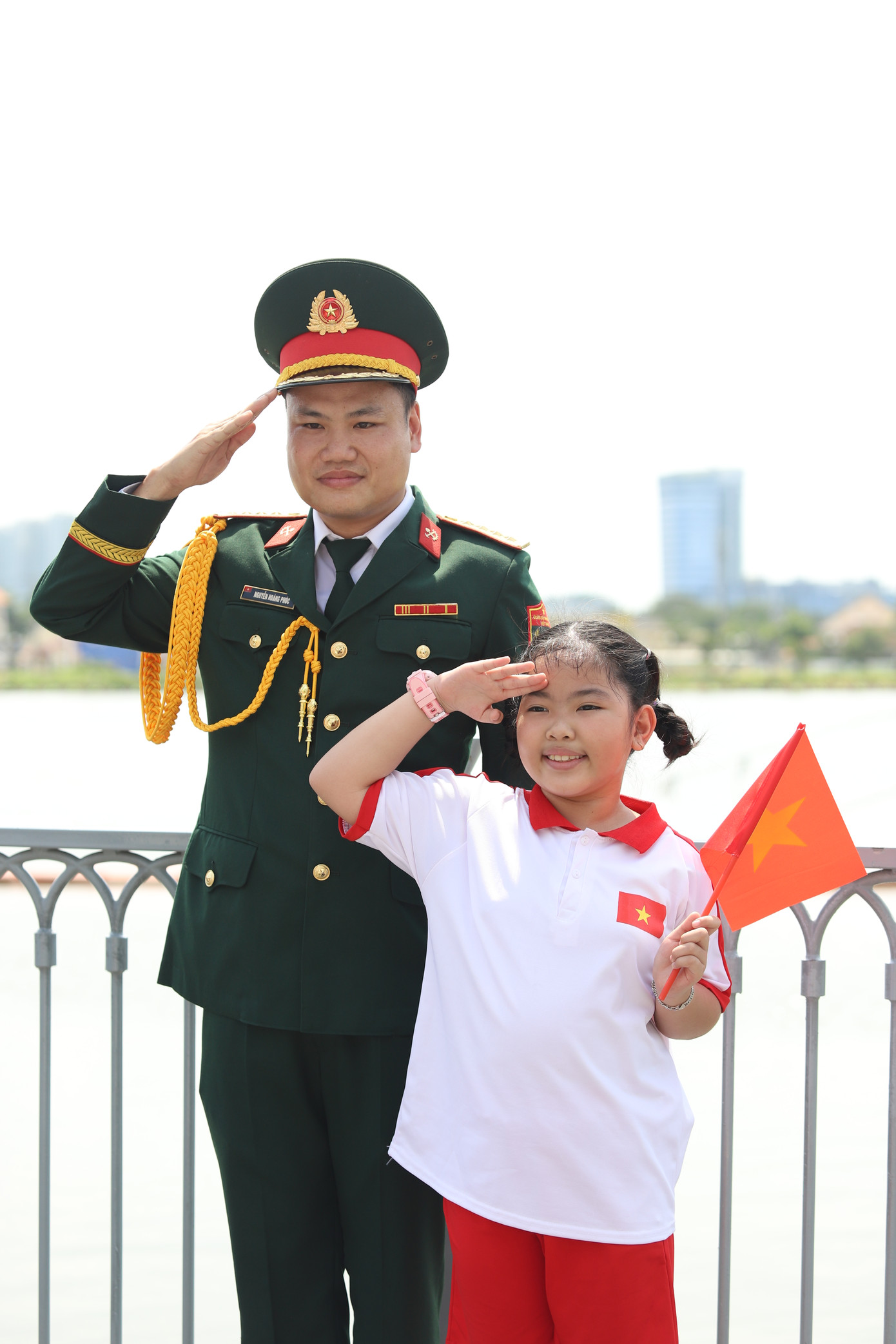 Chia sẻ với Tiền Phong, anh Nguyễn Hoàng Phúc nhìn nhận chính những sự kiện trọng đại như thế này là dịp khơi dậy, lan tỏa lòng yêu nước trong lòng nhân dân. "Đây là biểu hiện của sự gắn kết giữa nhân dân với quân đội nói riêng, giữa nhân dân với Đảng và Nhà nước nói chung", Đại úy Hoàng Phúc bày tỏ.