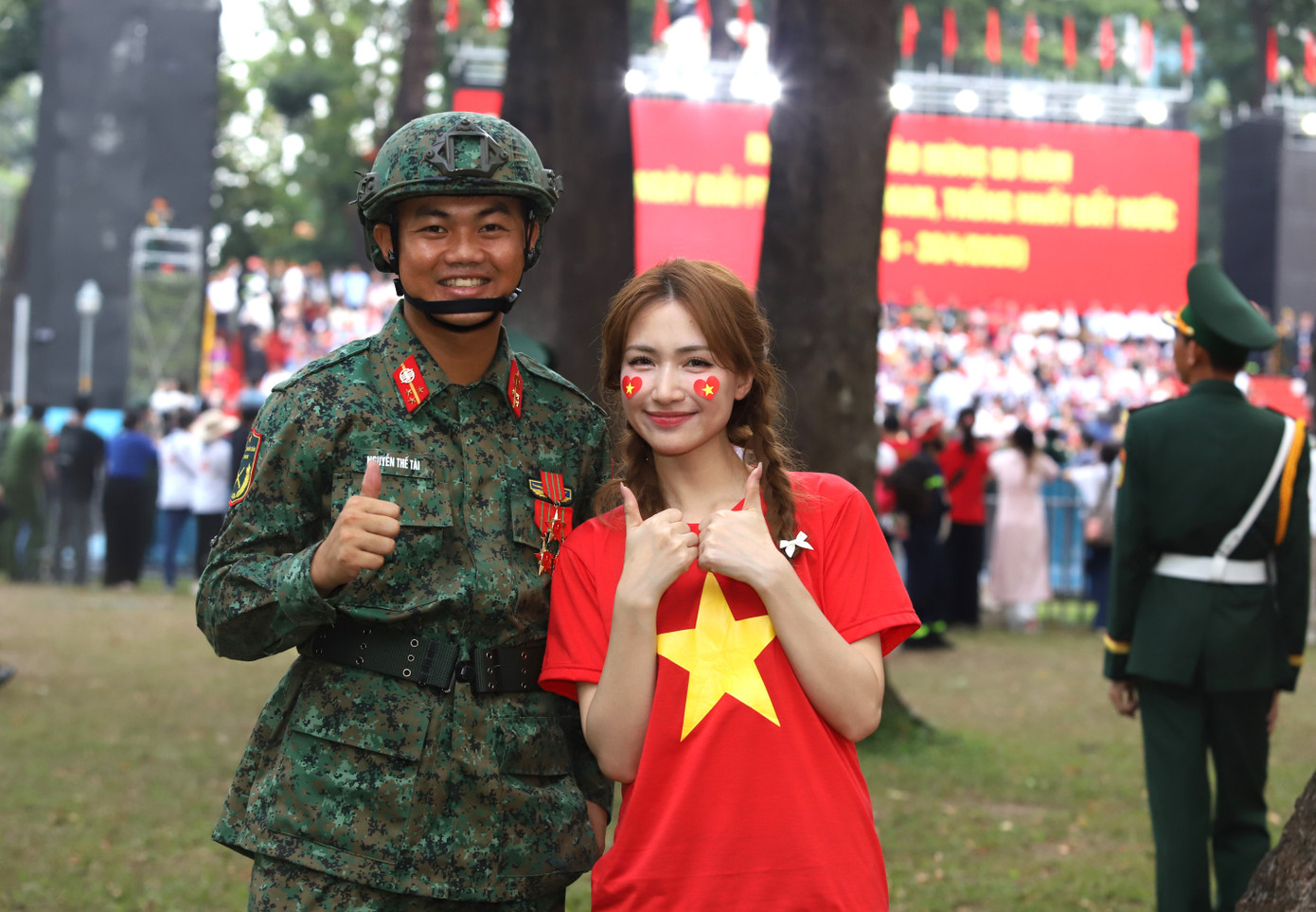 Trung uý Nguyễn Thế Tài – Chính trị viên phó Đại đội 7, Tiểu đoàn 3, Trung đoàn Pháo binh 4, Sư đoàn 10 – tham gia khối Chiến sĩ Tác chiến điện tử, trên cương vị Chiến sĩ bảo vệ tổ Quân kỳ. “Tôi vinh dự và tự hào khi được đơn vị lựa chọn tham gia luyện tập diễu binh, diễu hành trong Lễ kỷ niệm 50 năm Ngày Giải phóng miền Nam, thống nhất đất nước. Khi được đơn vị lựa chọn tham gia A50, tôi cùng các đồng đội trong đơn vị đã cùng nhau trải qua 5 tháng luyện tập miệt mài, dưới thời tiết rất khắc nghiệt. Tuy nhiên với sự quyết tâm của từng người trong khối, chúng tôi dần khắc phục mọi khó khăn về thời tiết, về đau mỏi, thực hiện và hoàn thành tốt các kế hoạch huấn luyện theo từng giai đoạn”, anh Nguyễn Thế Tài chia sẻ. Trong ảnh: Nguyễn Thế Tài chụp ảnh lưu niệm cùng nữ ca sĩ Hòa Minzy trong buổi lễ kỷ niệm ngày 30/4.