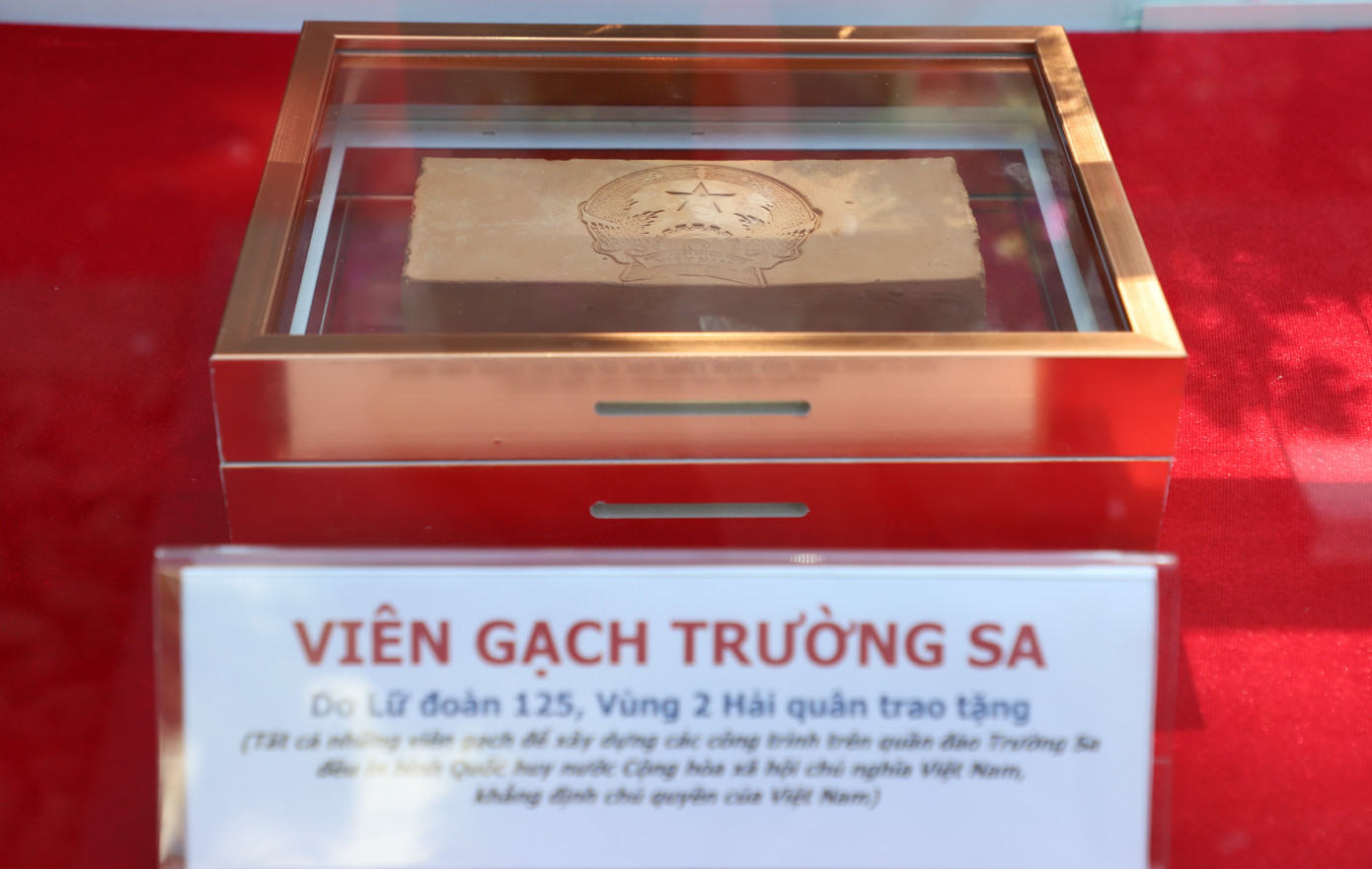 Những viên gạch xây dựng các công trình trên đảo Trường Sa đều được in hình quốc huy nhằm khẳng định chủ quyền Việt Nam.