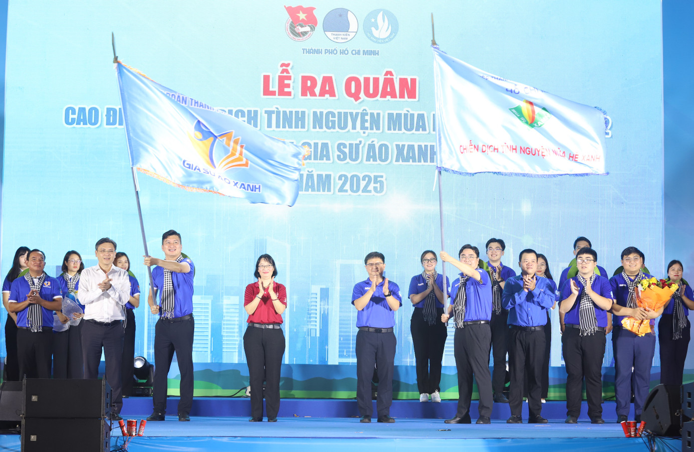 Trưởng Ban Tuyên giáo và Dân vận Thành ủy TPHCM Nguyễn Mạnh Cường và Phó Chủ tịch UBND TPHCM Trần Thị Diệu Thúy trao cờ lệnh ra quân cho Ban Chỉ huy các chương trình, chiến dịch tình nguyện. Trưởng Ban Tuyên giáo và Dân vận Thành ủy TPHCM Nguyễn Mạnh Cường và Phó Chủ tịch UBND TPHCM Trần Thị Diệu Thúy trao cờ lệnh ra quân cho Ban Chỉ huy các chương trình, chiến dịch tình nguyện.