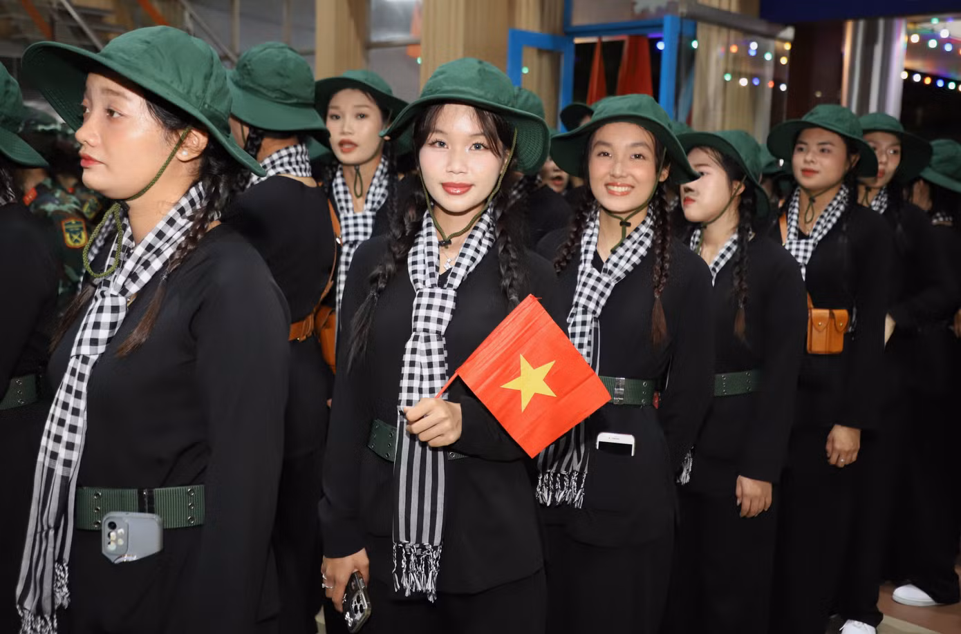 Tối 4/6, tại Ga Sài Gòn (quận 3, TPHCM), Bộ Tư lệnh Quân khu 7 tổ chức lễ tiễn các khối chiến sĩ tham gia huấn luyện diễu binh, diễu hành trong Lễ kỷ niệm 80 năm Cách mạng tháng Tám thành công (19/8/1945 – 19/8/2025) và Quốc khánh nước Cộng hòa xã hội chủ nghĩa Việt Nam (2/9/1945 – 2/9/2025).
