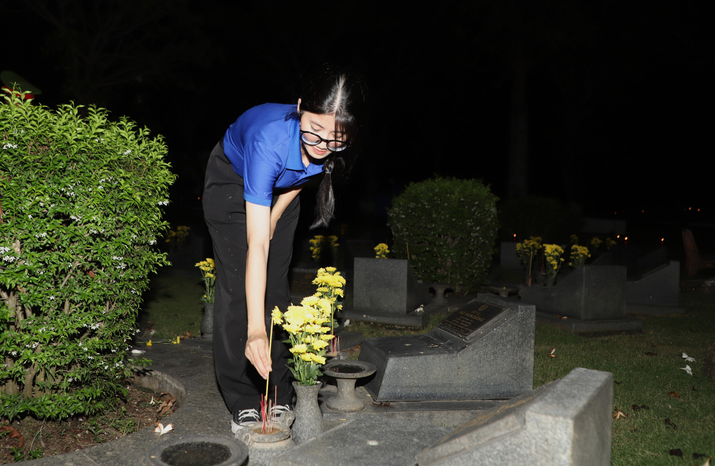 Các bạn đoàn viên thanh niên, tuổi trẻ lực lượng vũ trang và nhân dân cùng thắp sáng những ngôi mộ liệt sĩ. Ảnh: Ngô Tùng Các bạn đoàn viên thanh niên, tuổi trẻ lực lượng vũ trang và nhân dân cùng thắp sáng những ngôi mộ liệt sĩ. Ảnh: Ngô Tùng