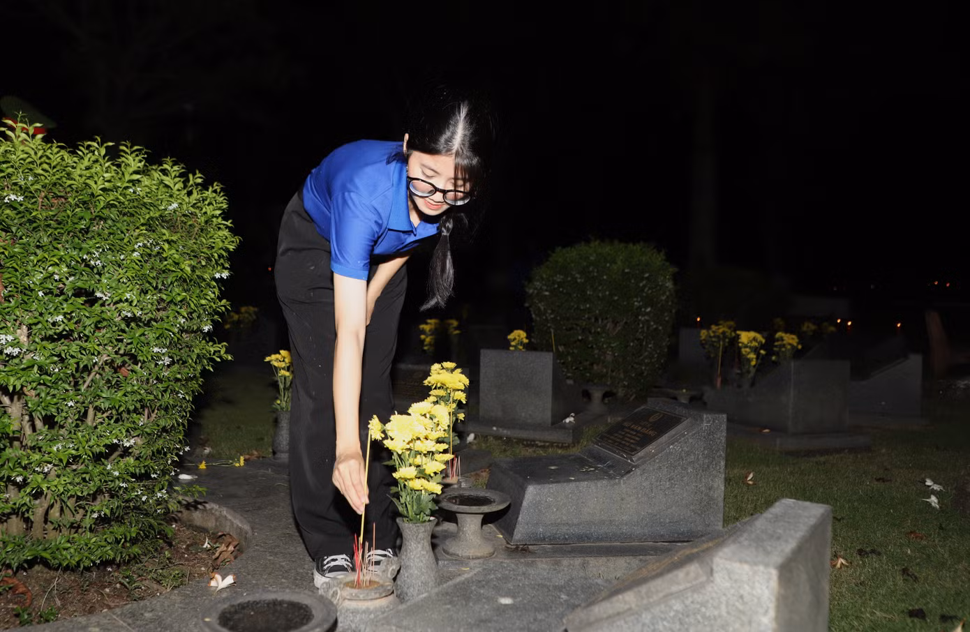 Các bạn đoàn viên thanh niên, tuổi trẻ lực lượng vũ trang và nhân dân cùng thắp sáng những ngôi mộ liệt sĩ. Ảnh: Ngô Tùng