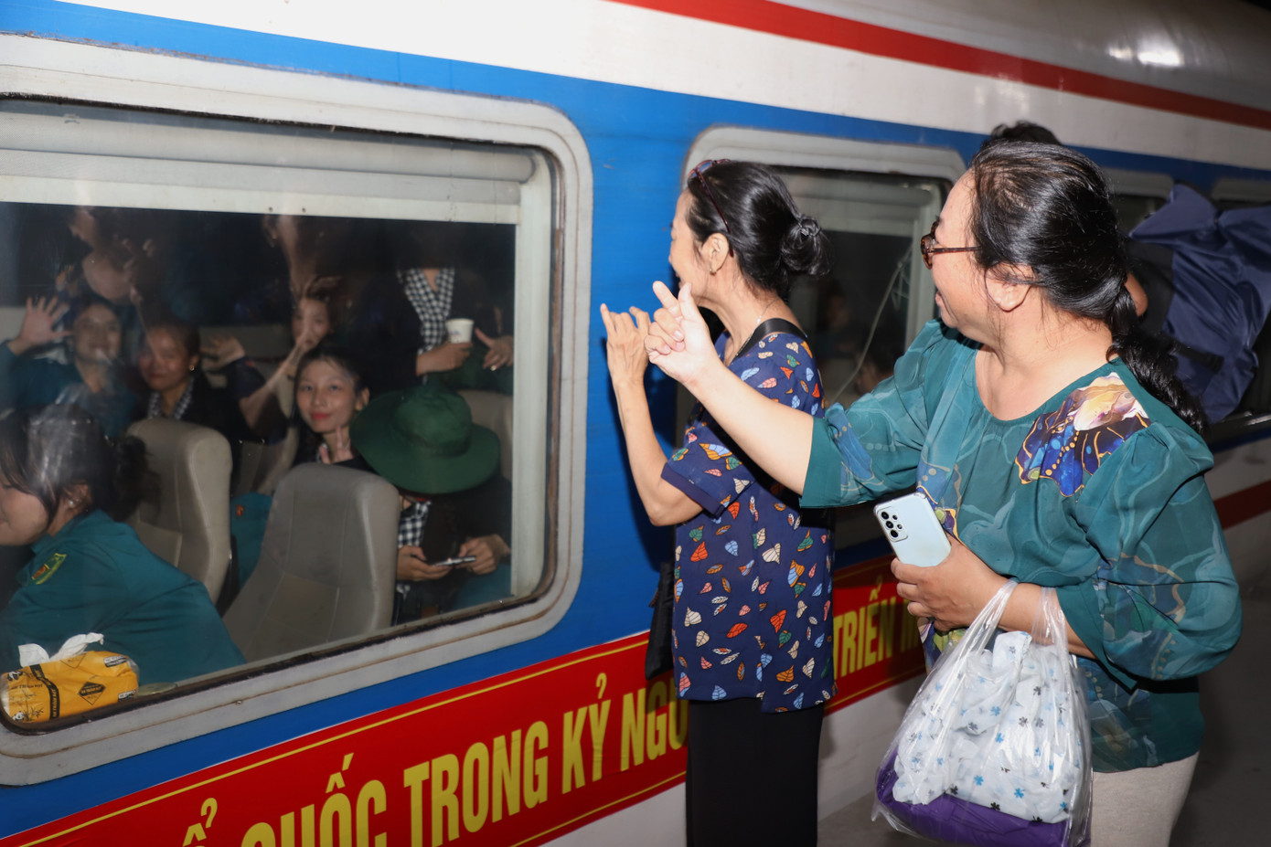 Người thân và các chiến sĩ, bạn trẻ đến cổ vũ và tiễn đoàn đi làm nhiệm vụ.