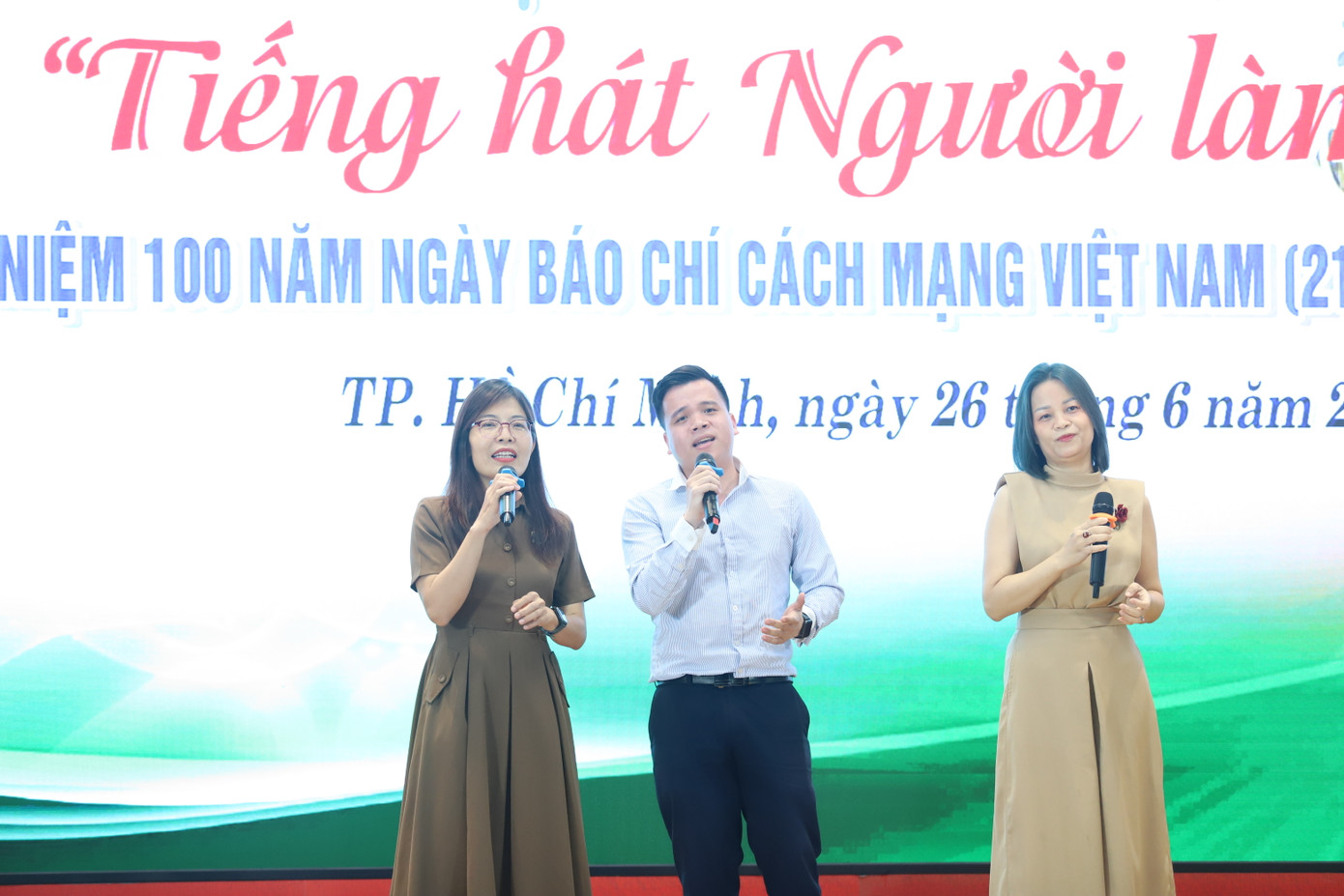 Các nhà báo, phóng viên, nhân viên các cơ quan báo chí cùng góp lời ca tiếng hát trong hội thi. Các nhà báo, phóng viên, nhân viên các cơ quan báo chí cùng góp lời ca tiếng hát trong hội thi.