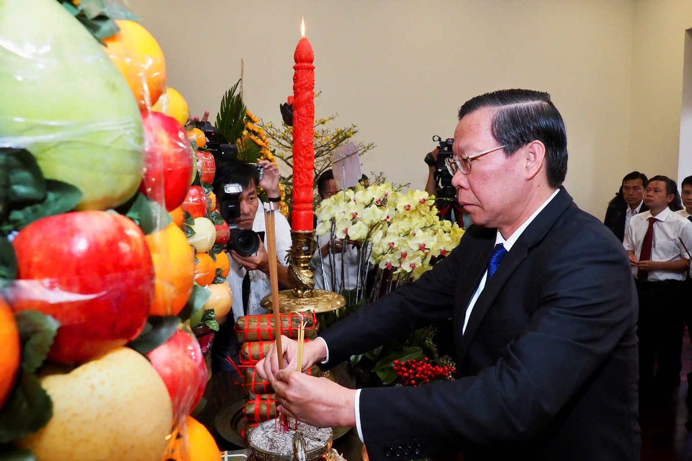 Chủ tịch UBND TPHCM Phan Văn Mãi dâng hương tưởng nhớ Chủ tịch Hồ Chí Minh. Ảnh: Hoàng Hùng Chủ tịch UBND TPHCM Phan Văn Mãi dâng hương tưởng nhớ Chủ tịch Hồ Chí Minh. Ảnh: Hoàng Hùng