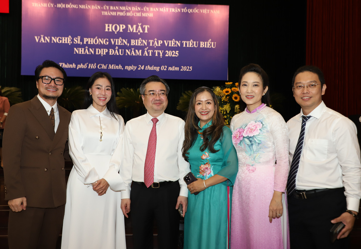 Lãnh đạo Thành ủy TPHCM cùng các văn nghệ sĩ. Ảnh: Ngô Tùng. Lãnh đạo Thành ủy TPHCM cùng các văn nghệ sĩ. Ảnh: Ngô Tùng.