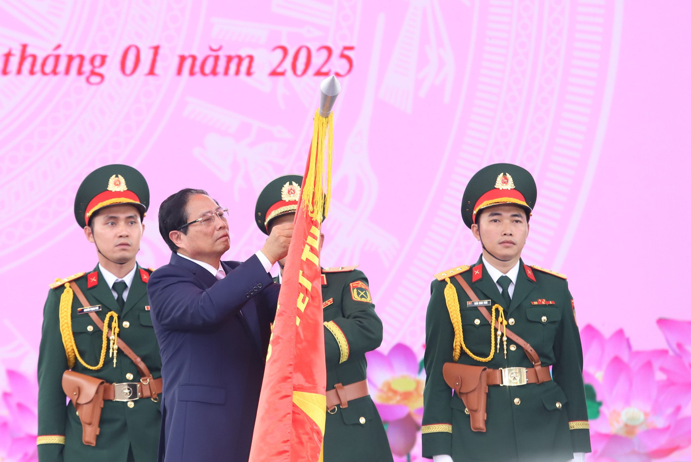 Thủ tướng Phạm Minh Chính trao danh hiệu Anh hùng Lực lượng vũ trang nhân dân cho LLVT TPHCM. Thủ tướng Phạm Minh Chính trao danh hiệu Anh hùng Lực lượng vũ trang nhân dân cho LLVT TPHCM.