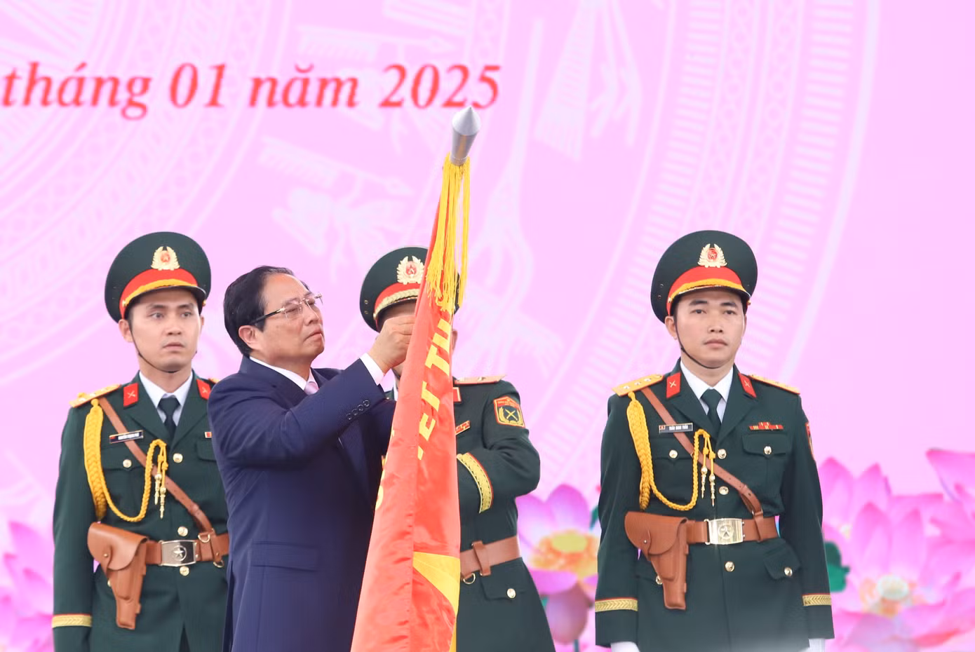 Thủ tướng Phạm Minh Chính trao danh hiệu Anh hùng Lực lượng vũ trang nhân dân cho LLVT TPHCM.