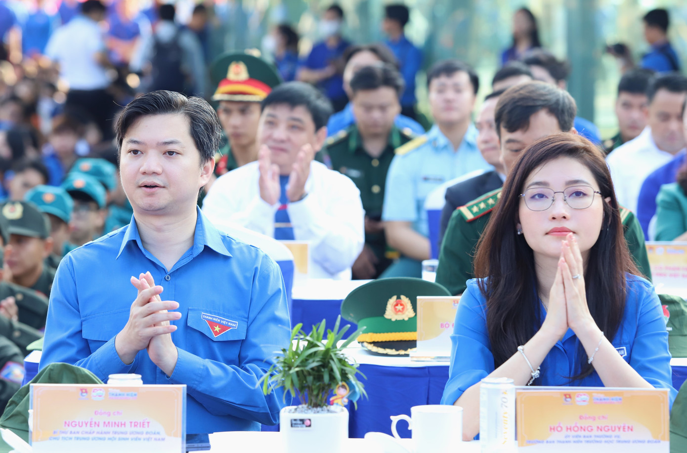 Bí thư T.Ư Đoàn Nguyễn Minh Triết (bìa trái) đến dự buổi lễ. Ảnh: Ngô Tùng Bí thư T.Ư Đoàn Nguyễn Minh Triết (bìa trái) đến dự buổi lễ. Ảnh: Ngô Tùng