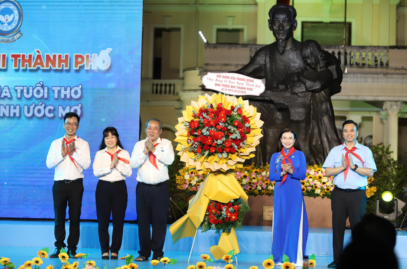 Bí thư Trung ương Đoàn Nguyễn Phạm Duy Trang tặng hoa chúc mừng dấu mốc đầy tự hào của Nhà Thiếu nhi TPHCM.