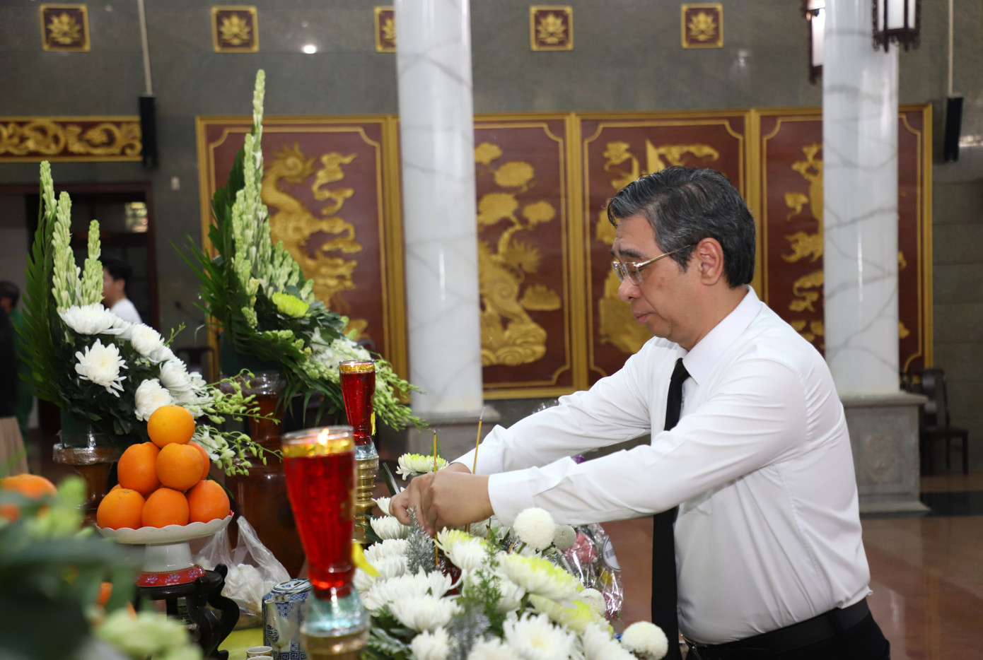 Phó Bí thư Thành ủy, Chủ tịch Ủy ban MTTQ Việt Nam TPHCM Nguyễn Phước Lộc thắp hương viếng nhạc sĩ Lư Nhất Vũ.