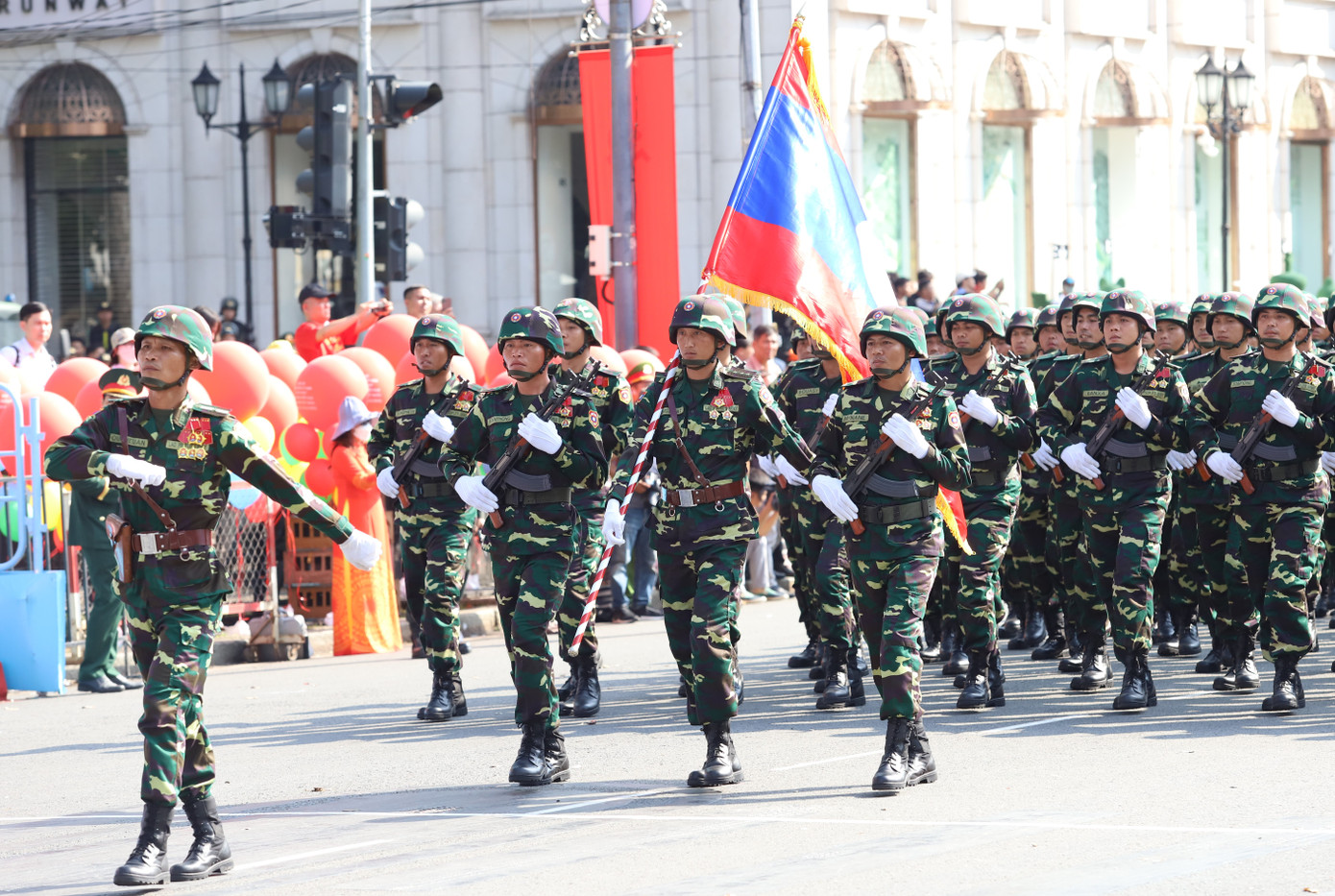Quân đội nhân dân Lào tham gia buổi tổng duyệt.