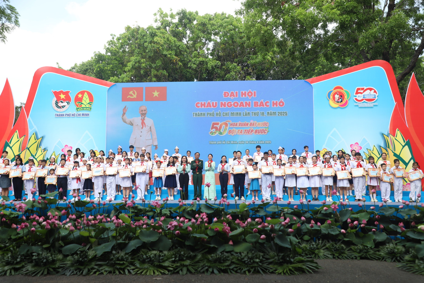 Tại đại hội, 500 bạn nhỏ tiêu biểu đã được tuyên dương danh hiệu “Cháu ngoan Bác Hồ”. Ảnh: Ngô Tùng