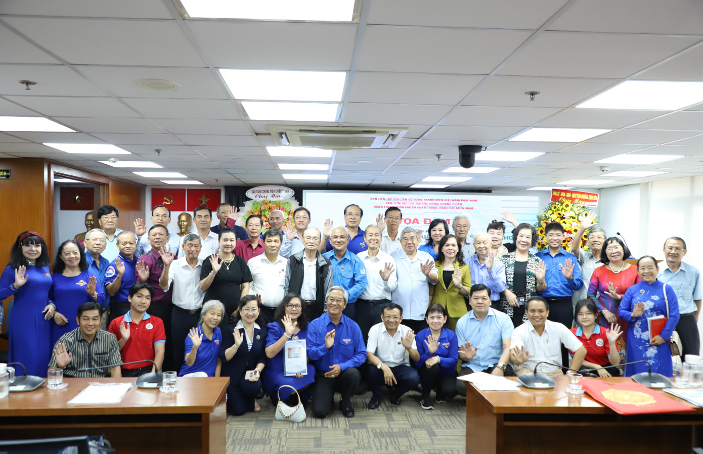 Các thế hệ cán bộ Đoàn, bạn trẻ chụp ảnh lưu niệm tại tọa đàm. Ảnh: Ngô Tùng Các thế hệ cán bộ Đoàn, bạn trẻ chụp ảnh lưu niệm tại tọa đàm. Ảnh: Ngô Tùng