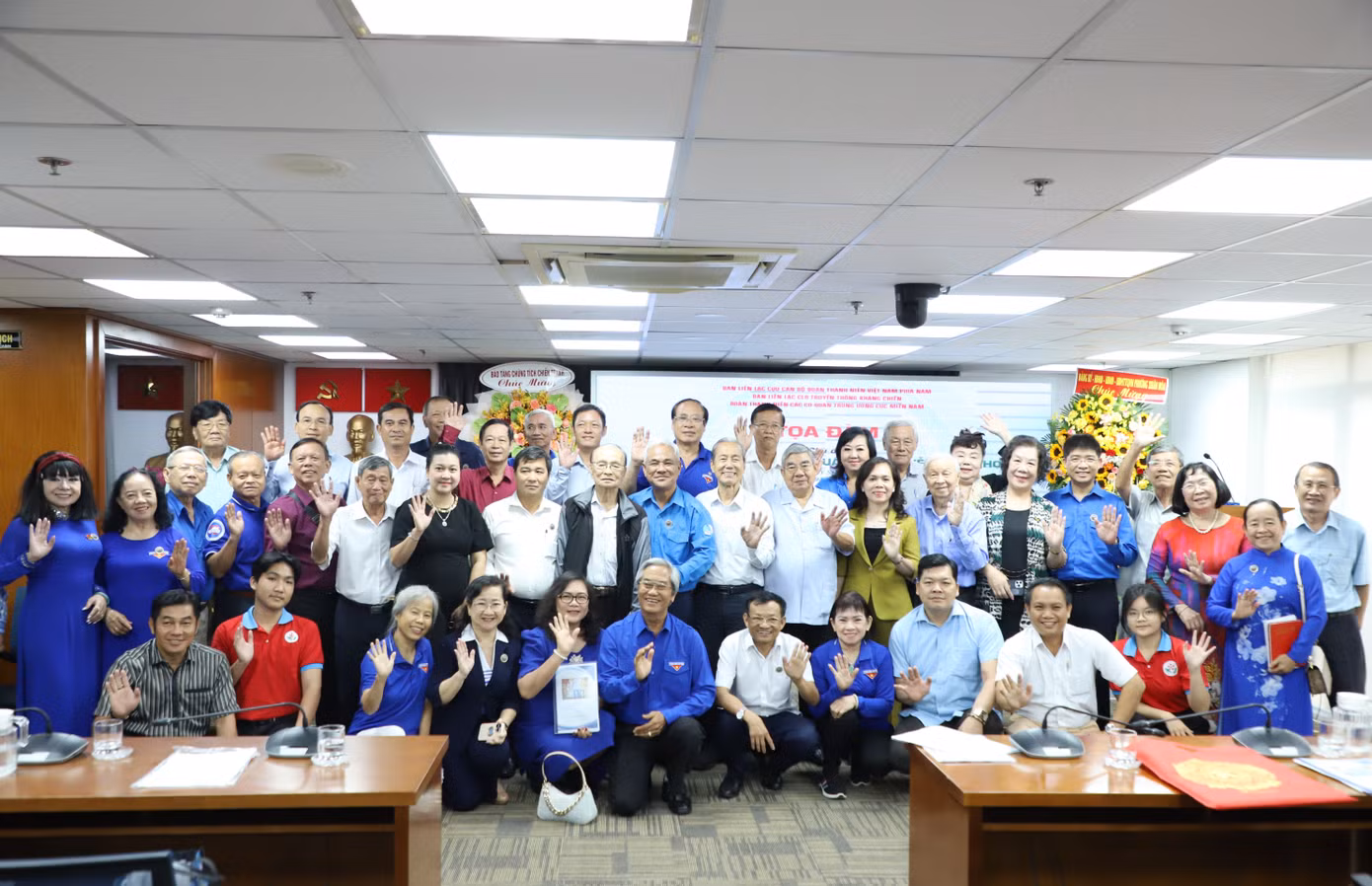 Các thế hệ cán bộ Đoàn, bạn trẻ chụp ảnh lưu niệm tại tọa đàm. Ảnh: Ngô Tùng