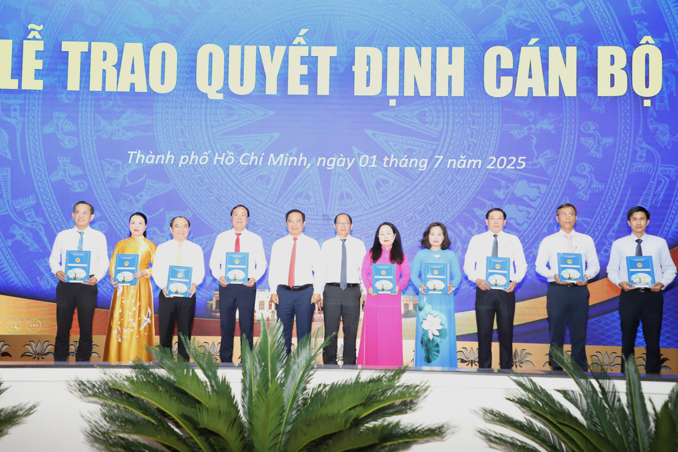 Chủ tịch UBND TPHCM Nguyễn Văn Được trao quyết định cho các Phó chánh văn phòng UBND TPHCM. Ảnh: Ngô Tùng