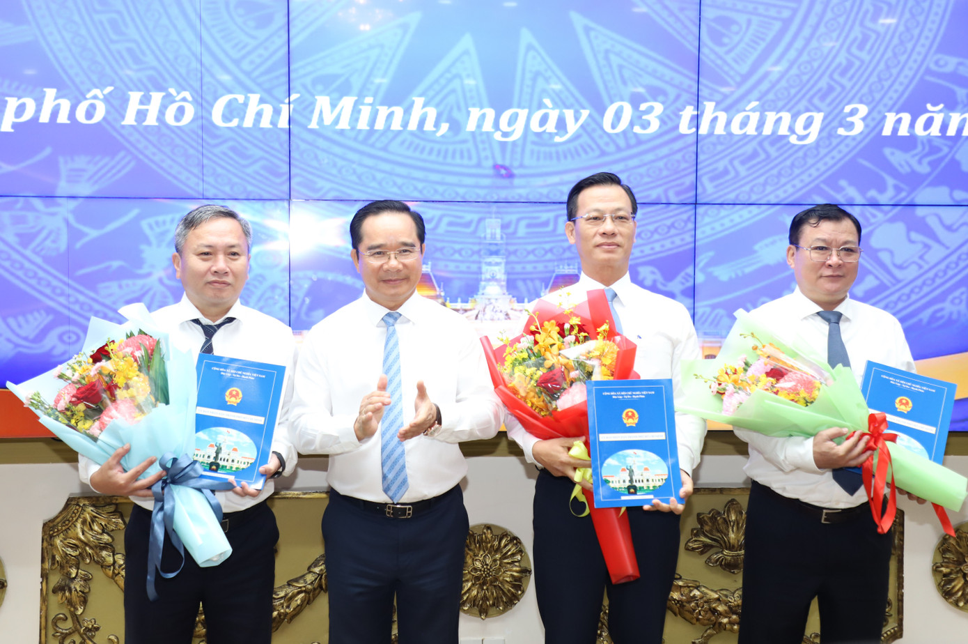 Chủ tịch UBND TPHCM Nguyễn Văn Được trao quyết định cho ông Đậu An Phúc (thứ hai từ phải qua) và ông Nguyễn Hoàng Anh Dũng, ông Văn Phú Thái.