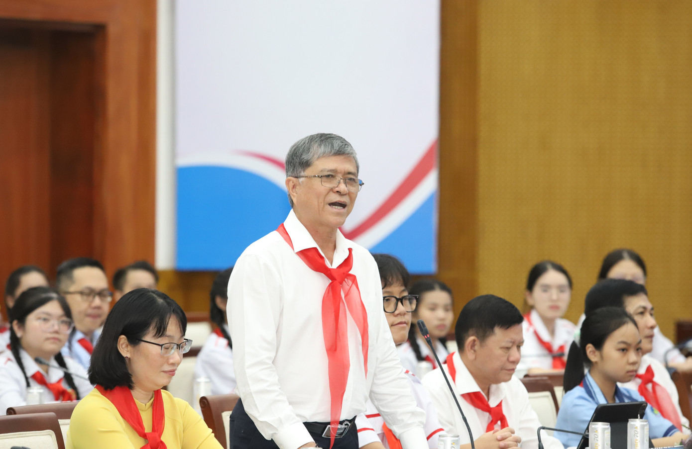 Giám đốc Sở Giáo dục và Đào tạo Nguyễn Văn Hiếu trao đổi với các bạn nhỏ.