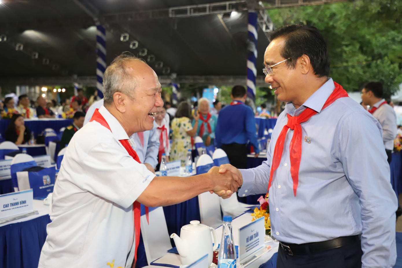 Lãnh đạo Trung ương Đoàn, TPHCM thăm hỏi lãnh đạo Hội đồng Đội, Nhà Thiếu nhi TPHCM các thời kỳ. Ảnh: Ngô Tùng