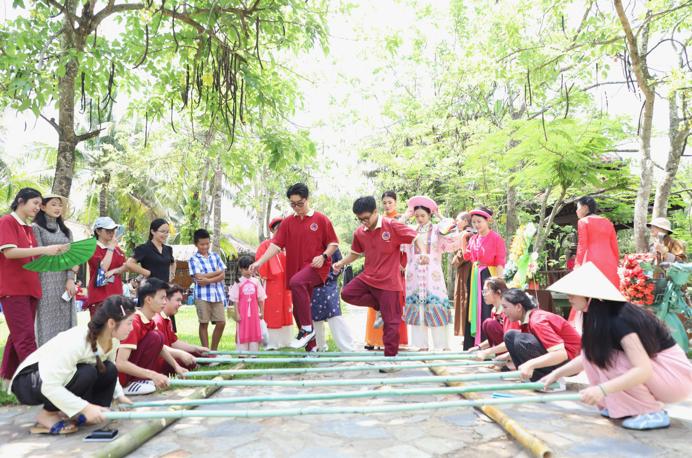 Sinh viên TPHCM trải nghiệm nhảy sạp tại chương trình. Sinh viên TPHCM trải nghiệm nhảy sạp tại chương trình.