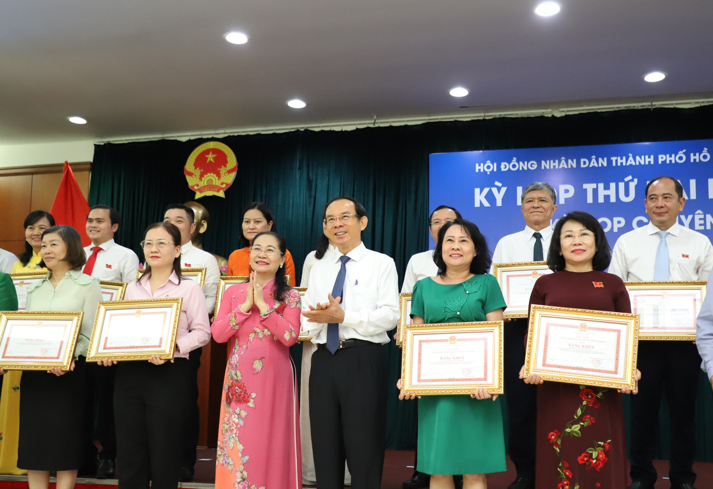 Lãnh đạo TPHCM trao bằng khen của Chủ tịch UBND TPHCM cho các cá nhân, tập thể đóng góp tích cực trên các mặt hoạt động của HĐND thành phố 4 năm qua. Lãnh đạo TPHCM trao bằng khen của Chủ tịch UBND TPHCM cho các cá nhân, tập thể đóng góp tích cực trên các mặt hoạt động của HĐND thành phố 4 năm qua.