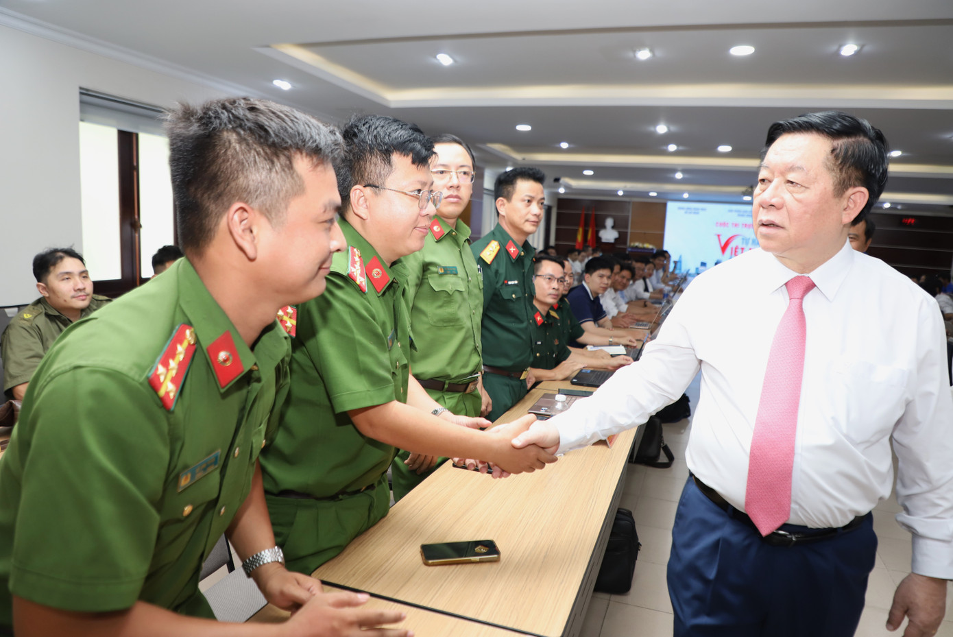 Bí thư Trung ương Đảng, Trưởng ban Tuyên giáo và Dân vận Trung ương Nguyễn Trọng Nghĩa động viên, thăm hỏi các thí sinh tham gia phần thi trực tuyến, sáng 8/3.