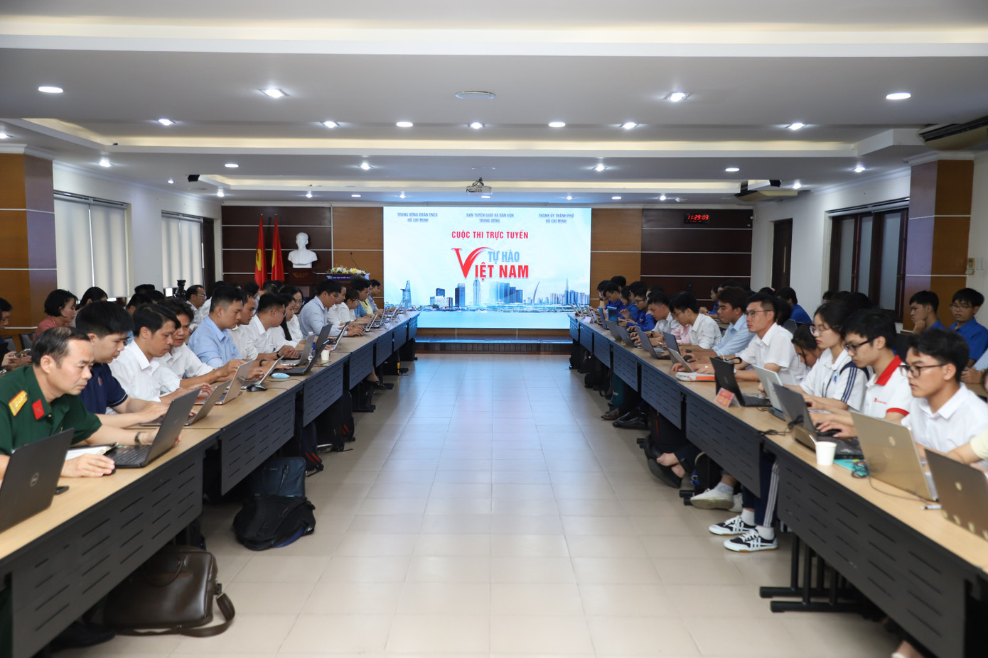 Bạn trẻ tranh tài thi trắc nghiệm trực tuyến cuộc thi “Tự hào Việt Nam”. Ảnh: Ngô Tùng