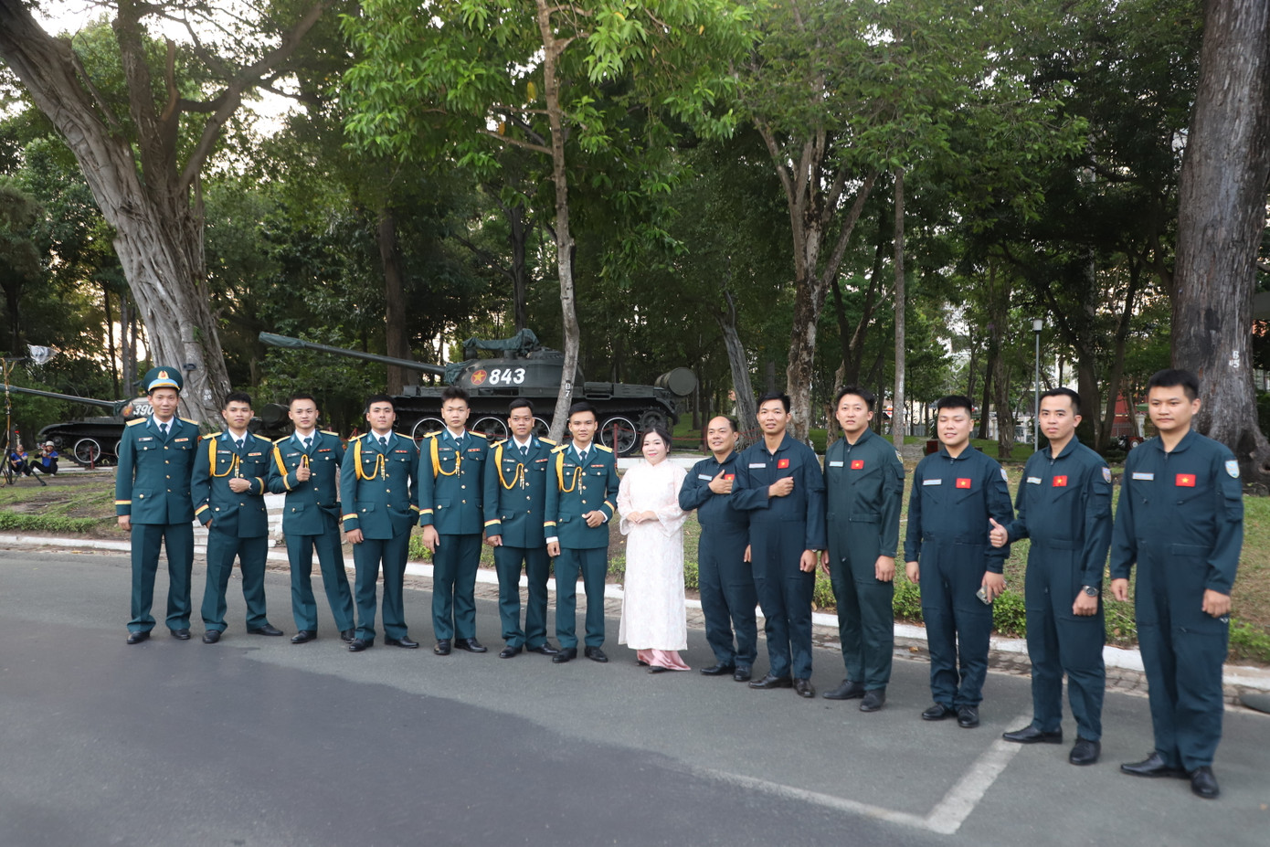 Nhiều cơ quan, đoàn thể khắp nơi đến với di tích lịch sử Dinh Độc Lập những ngày này.