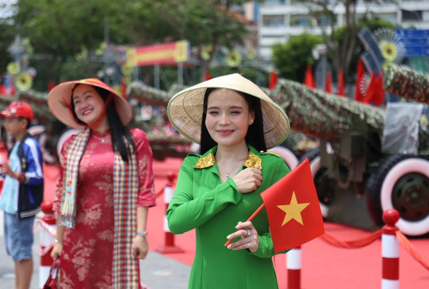 Ai nấy đều mong muốn ghi lại những bức ảnh lưu niệm cùng những khẩu đại bác đang được bố trí tại đây.