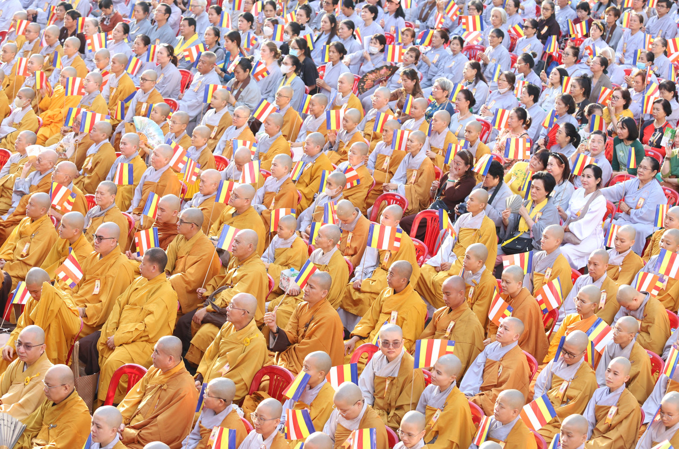 Ngày 12/5 (nhằm ngày 15/4 Âm lịch), các cơ sở Phật giáo trên địa bàn TPHCM đã trang nghiêm tổ chức lễ Phật đản cùng các nghi lễ truyền thống nhằm thể hiện lòng kính ngưỡng đối với Đức Phật Thích Ca.