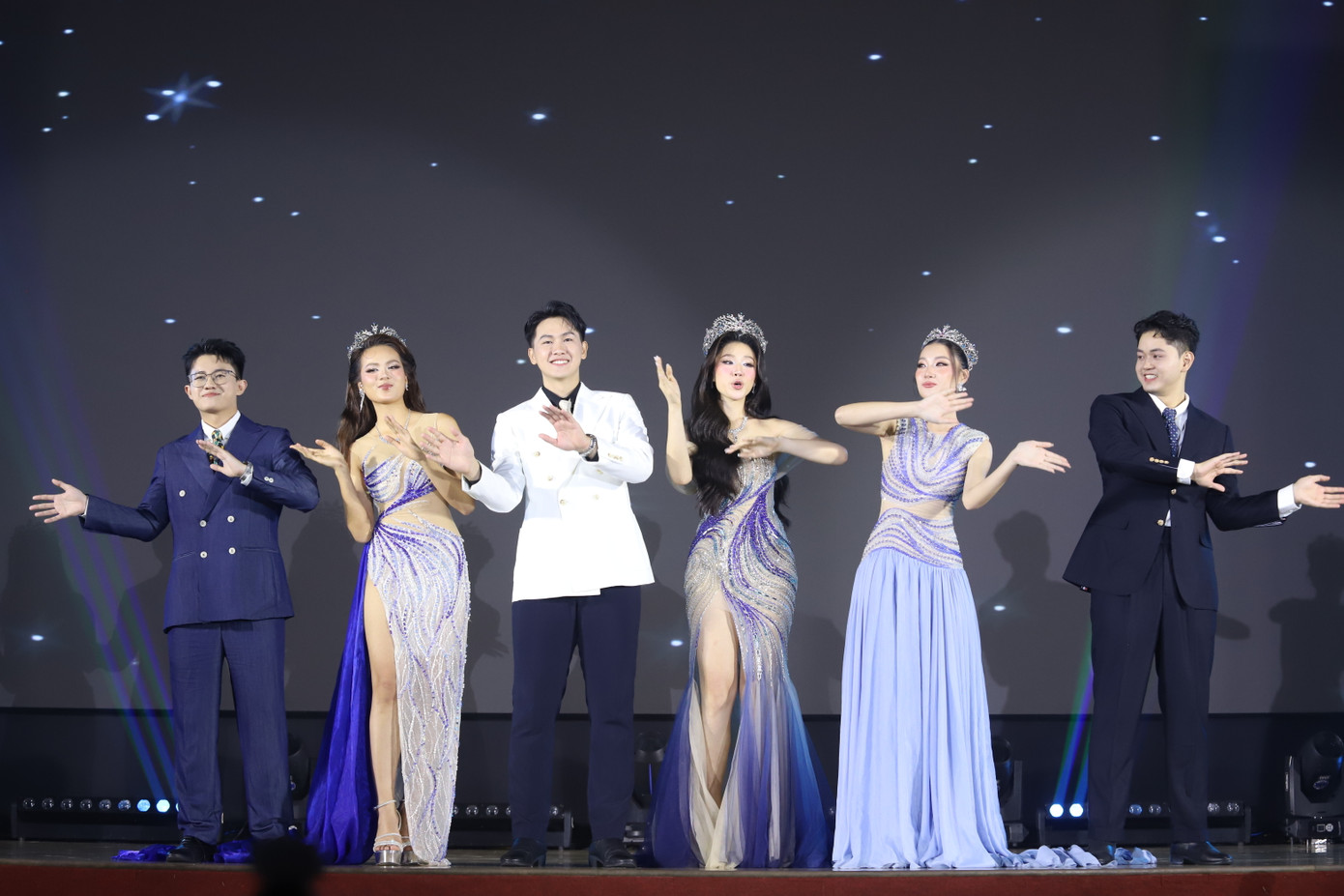 Đêm Chung kết cũng có sự xuất hiện của top 6 cuộc thi Nét đẹp sinh viên Trường Đại học Tôn Đức Thắng mùa 4. Ảnh: Ngô Tùng