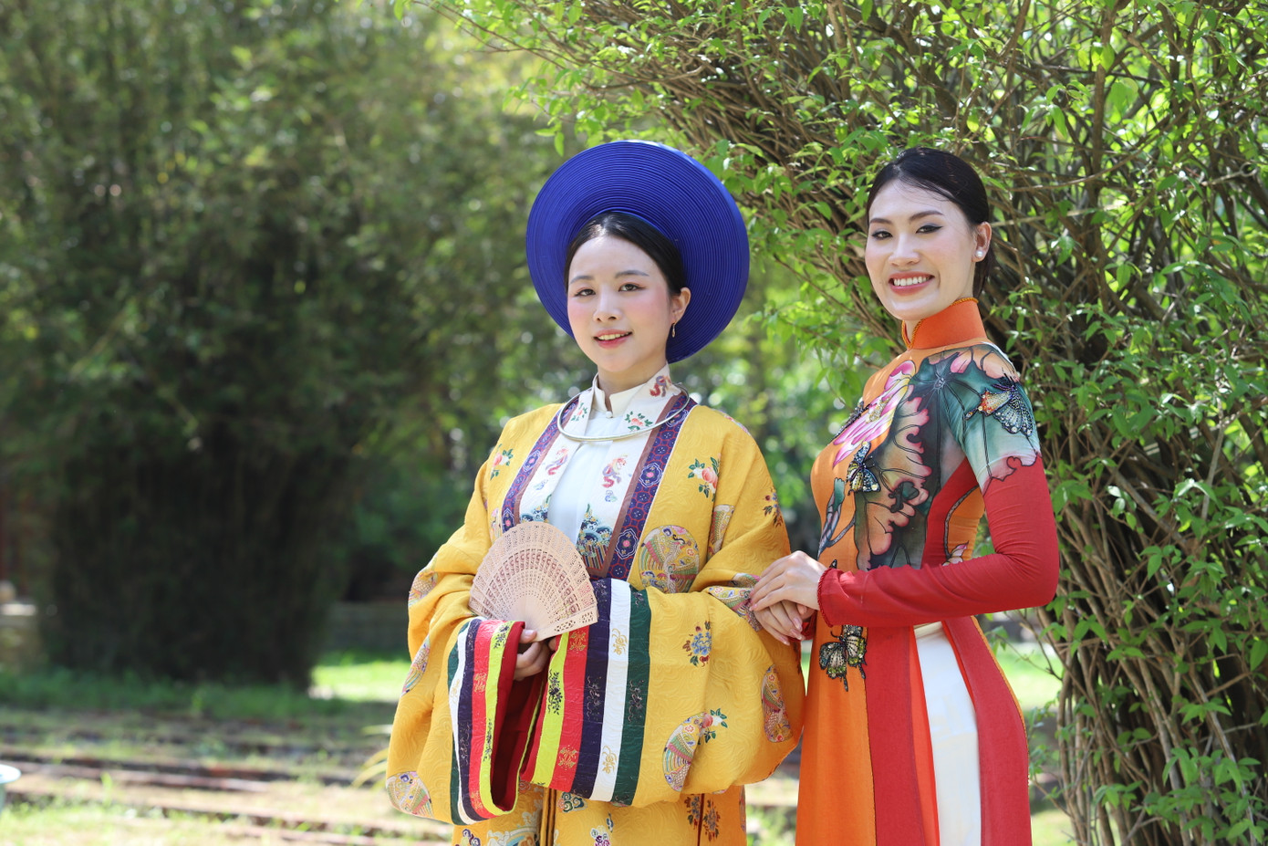 Bạn trẻ trình diễn áo dài qua các thời kỳ, tôn vinh những sáng tạo, phát huy nét đẹp của áo dài Việt Nam. Bạn trẻ trình diễn áo dài qua các thời kỳ, tôn vinh những sáng tạo, phát huy nét đẹp của áo dài Việt Nam.