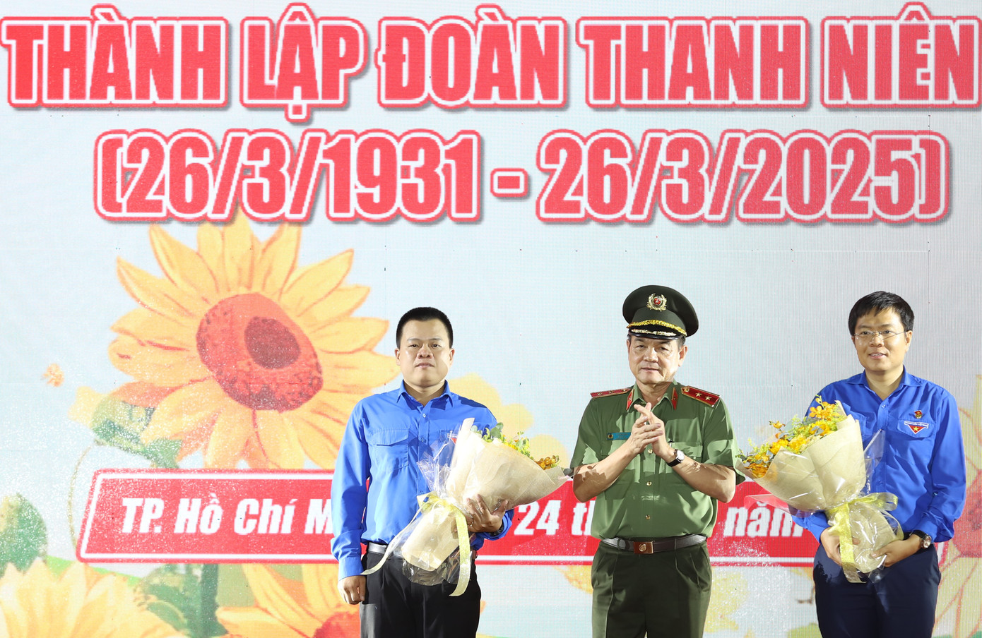 Dịp này, nhân kỷ niệm 94 năm Ngày thành lập Đoàn TNCS Hồ Chí Minh, lãnh đạo CATP cũng chúc mừng, cám ơn cơ quan Trung ương Đoàn, Thành Đoàn TPHCM và các đơn vị Đoàn kết nghĩa cùng đội ngũ cán bộ Đoàn trong lực lượng CATP. Dịp này, nhân kỷ niệm 94 năm Ngày thành lập Đoàn TNCS Hồ Chí Minh, lãnh đạo CATP cũng chúc mừng, cám ơn cơ quan Trung ương Đoàn, Thành Đoàn TPHCM và các đơn vị Đoàn kết nghĩa cùng đội ngũ cán bộ Đoàn trong lực lượng CATP.