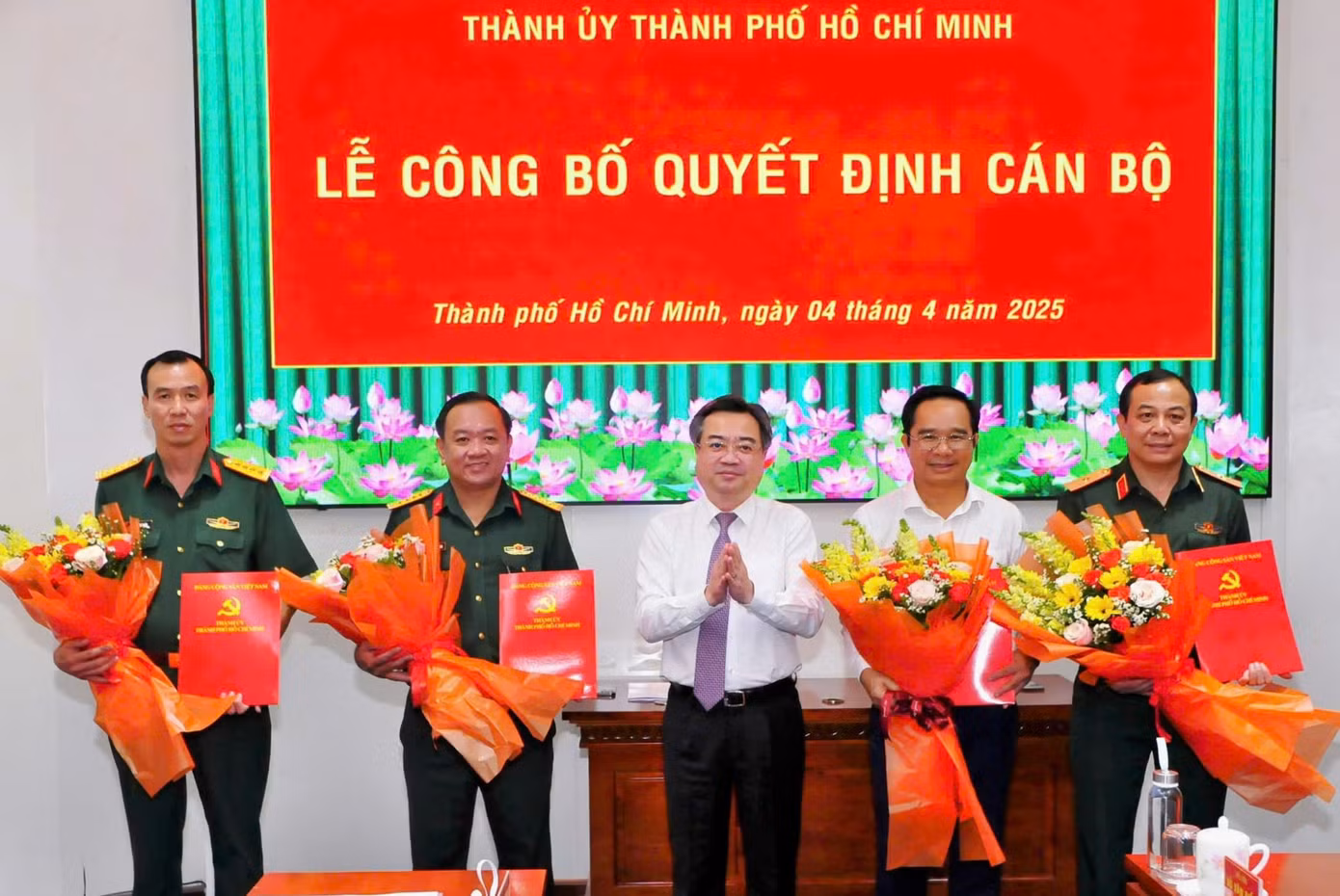 Phó Bí thư Thường trực Thành ủy TPHCM Nguyễn Thanh Nghị trao quyết định cho các cán bộ lãnh đạo. Ảnh: SGGP