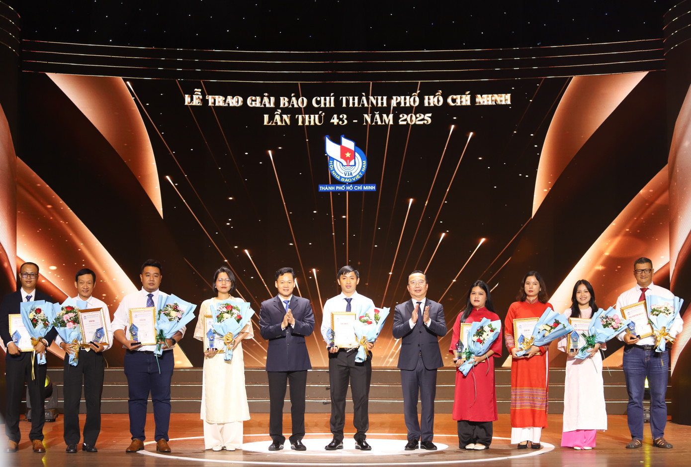 Lãnh đạo TPHCM trao giải báo chí thành phố cho phóng viên các cơ quan báo chí. Ảnh: Ngô Tùng.