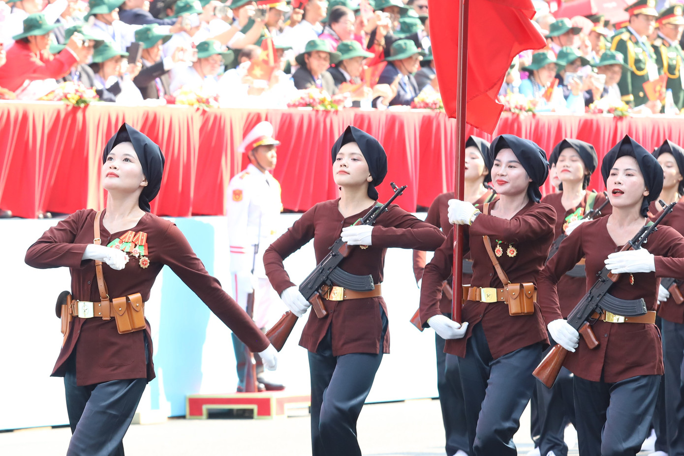 Khối nữ dân quân miền Bắc. Trong cuộc kháng chiến chống Mỹ cứu nước, hàng vạn nữ dân quân miền Bắc đã tích cực tham gia phong trào “Ba đảm đang”, “chắc tay cày, vững tay súng”, hăng hái thi đua lao động sản xuất, xây dựng hậu phương vững mạnh, tích cực huấn luyện quân sự, bảo vệ quê hương, động viên chồng con lên đường chiến đấu.