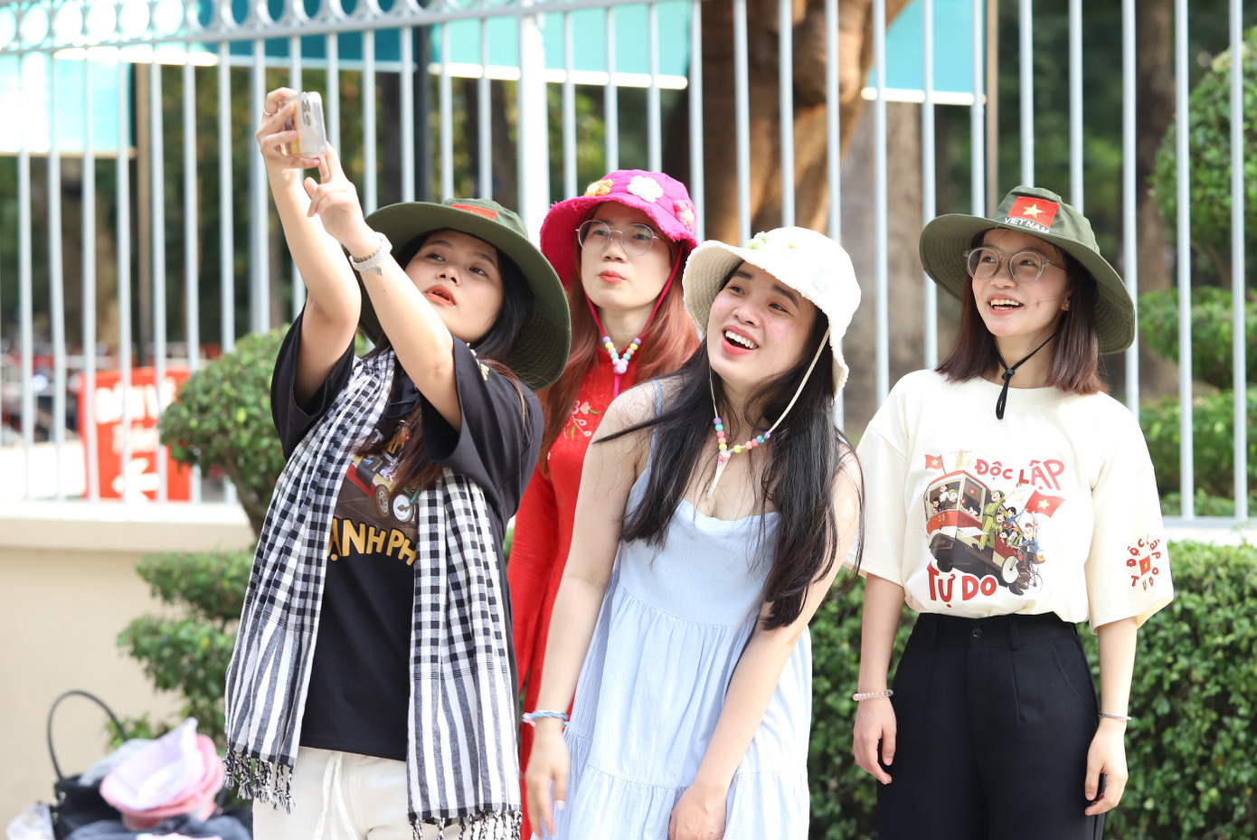 Tú cùng nhóm bạn check-in trước cổng Dinh Độc Lập.