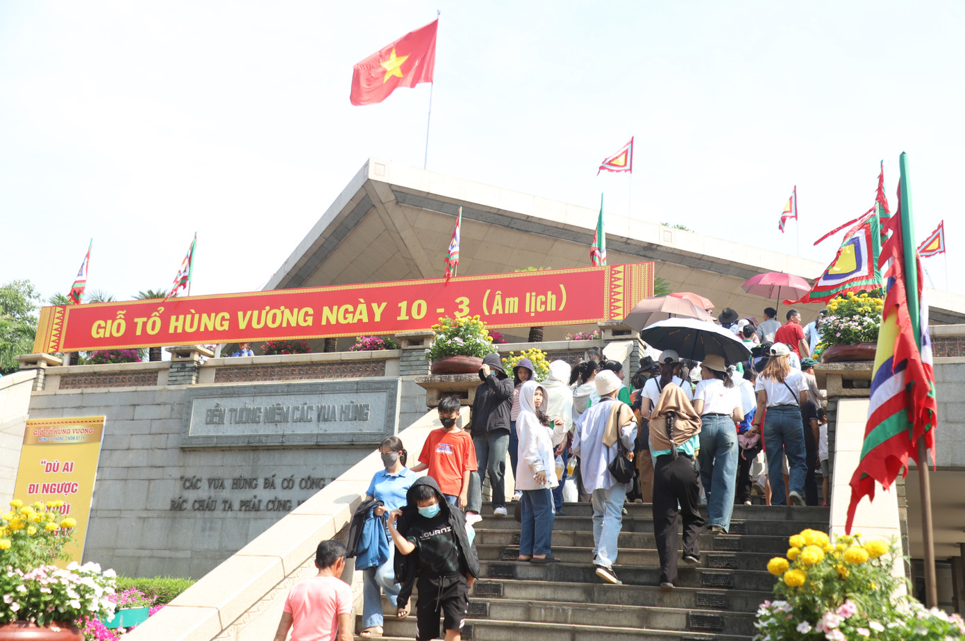 Dù làm gì, ở đâu, triệu người con dân nước Việt luôn nhớ về nguồn cội và tri ân các bậc tiền nhân. Dù làm gì, ở đâu, triệu người con dân nước Việt luôn nhớ về nguồn cội và tri ân các bậc tiền nhân.