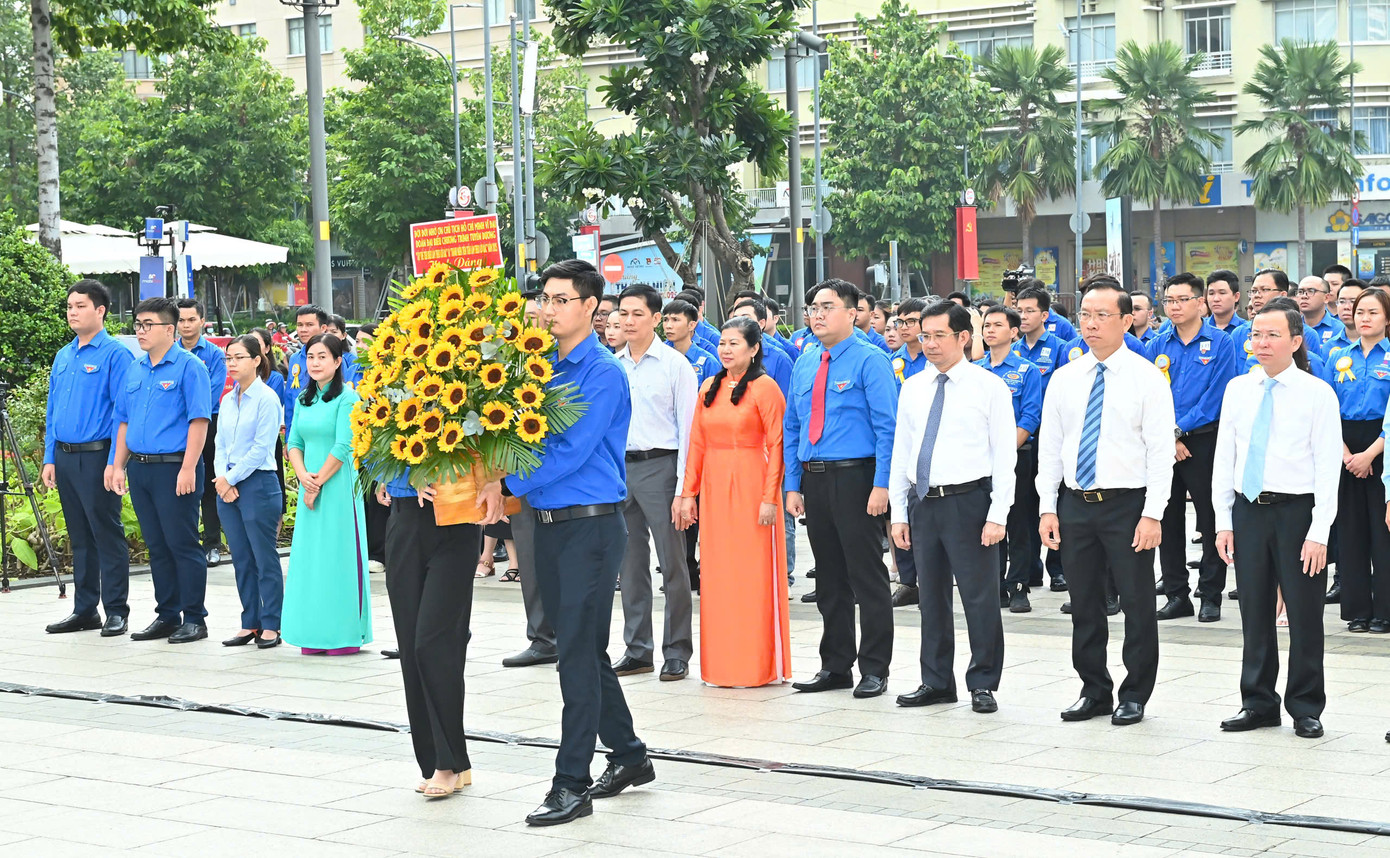 Trước chương trình tuyên dương, đại biểu thanh niên dâng hoa lên Chủ tịch Hồ Chí Minh. Ảnh: Việt Dũng