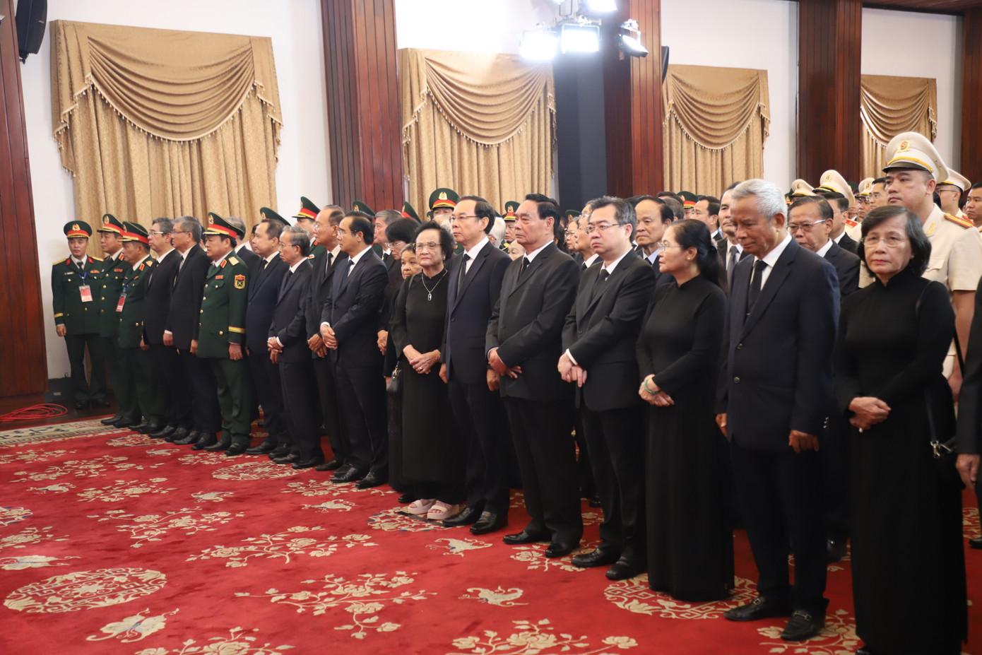 Đến viếng nguyên Chủ tịch nước Trần Đức Lương tại Hội trường Thống Nhất (TPHCM), có Ủy viên Bộ Chính trị, Bí thư Thành ủy TPHCM Nguyễn Văn Nên; nguyên Ủy viên Bộ Chính trị, nguyên Thường trực Ban Bí thư Lê Hồng Anh; nguyên Phó Chủ tịch nước Đặng Thị Ngọc Thịnh; Ủy viên Trung ương Đảng, Phó Bí thư Thường trực Thành ủy TPHCM Nguyễn Thanh Nghị; Ủy viên Trung ương Đảng, Chủ tịch UBND TPHCM Nguyễn Văn Được... Cùng dự lễ viếng có các đồng chí lãnh đạo, nguyên lãnh đạo TPHCM, đại biểu nhân sĩ, trí thức, chức sắc tôn giáo.