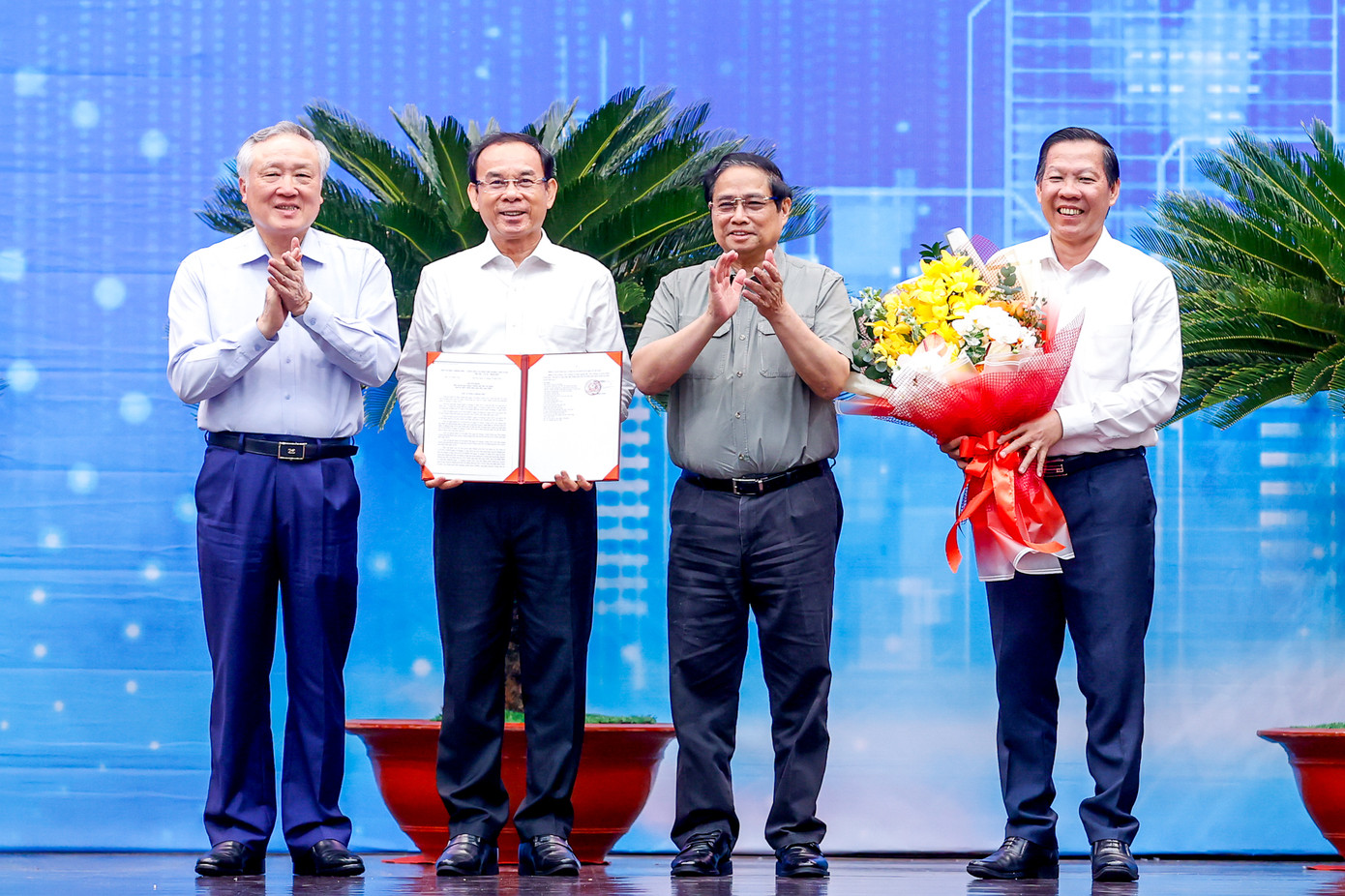 Lãnh đạo Chính phủ trao quyết định phê duyệt quy hoạch cho lãnh đạo TPHCM. Ảnh: VGP Lãnh đạo Chính phủ trao quyết định phê duyệt quy hoạch cho lãnh đạo TPHCM. Ảnh: VGP