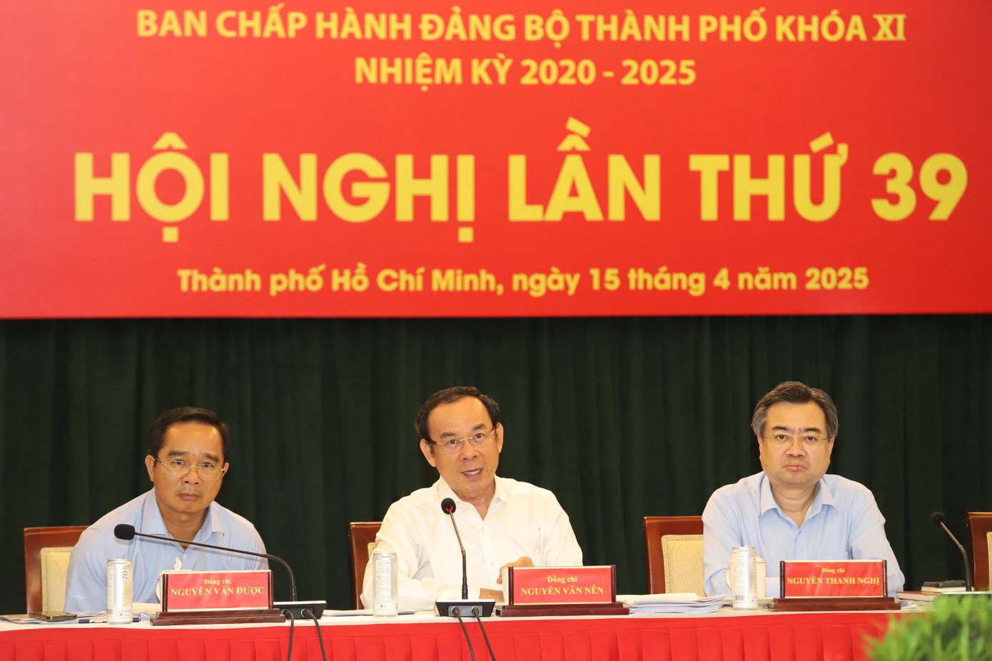 Bí thư Thành ủy TPHCM Nguyễn Văn Nên (giữa) chủ trì hội nghị. Ảnh: Ngô Tùng Bí thư Thành ủy TPHCM Nguyễn Văn Nên (giữa) chủ trì hội nghị. Ảnh: Ngô Tùng