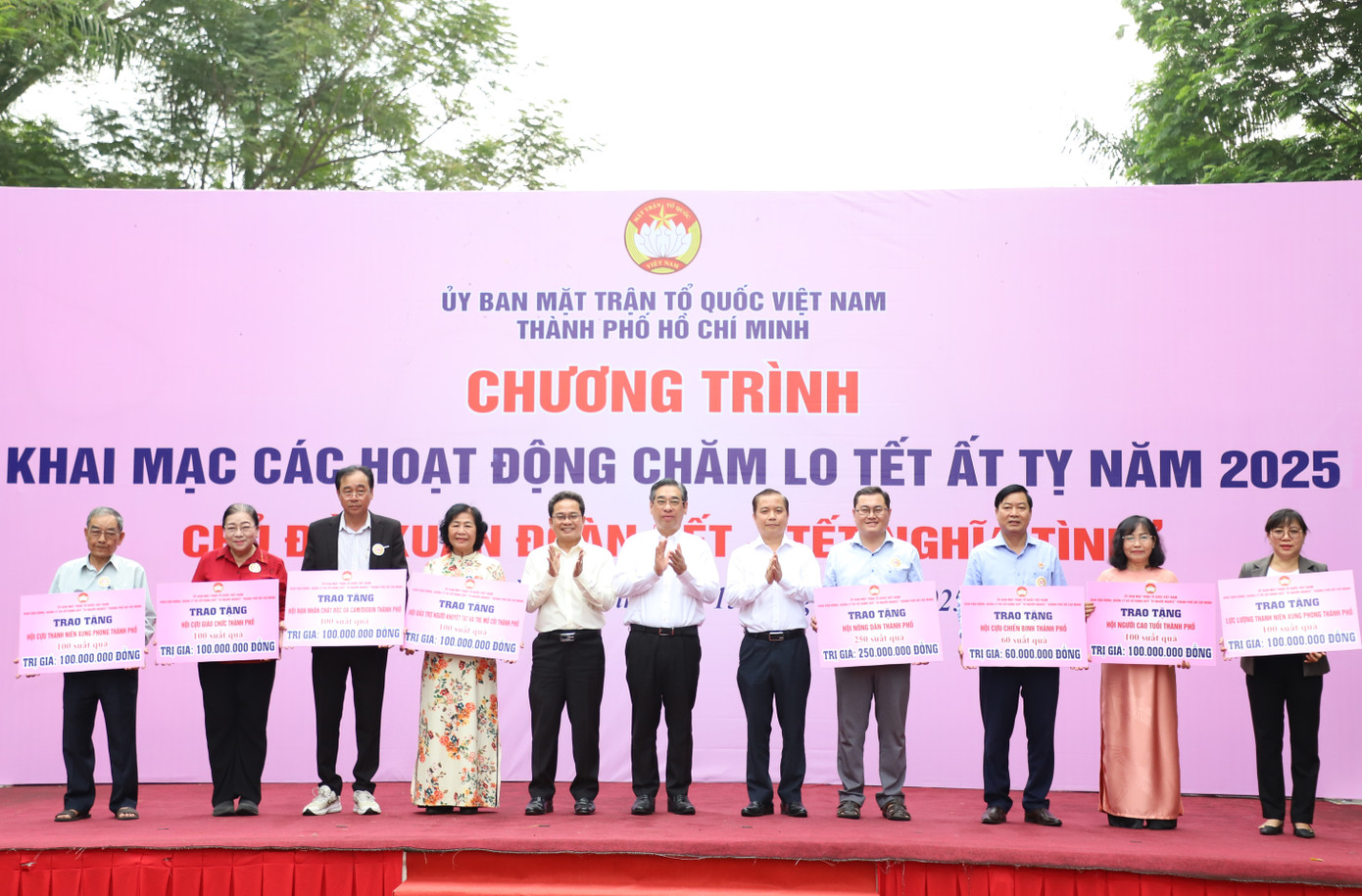 Ông Nguyễn Phước Lộc (giữa), Phó bí thư Thành ủy, Bí thư Đảng đoàn, Chủ tịch UBMTTQVN TPHCM trao bảng tượng trưng nguồn lực cho các tổ chức thành viên UBMTTQ và địa phương để chăm lo người dân. Ảnh: Ngô Tùng Ông Nguyễn Phước Lộc (giữa), Phó bí thư Thành ủy, Bí thư Đảng đoàn, Chủ tịch UBMTTQVN TPHCM trao bảng tượng trưng nguồn lực cho các tổ chức thành viên UBMTTQ và địa phương để chăm lo người dân. Ảnh: Ngô Tùng