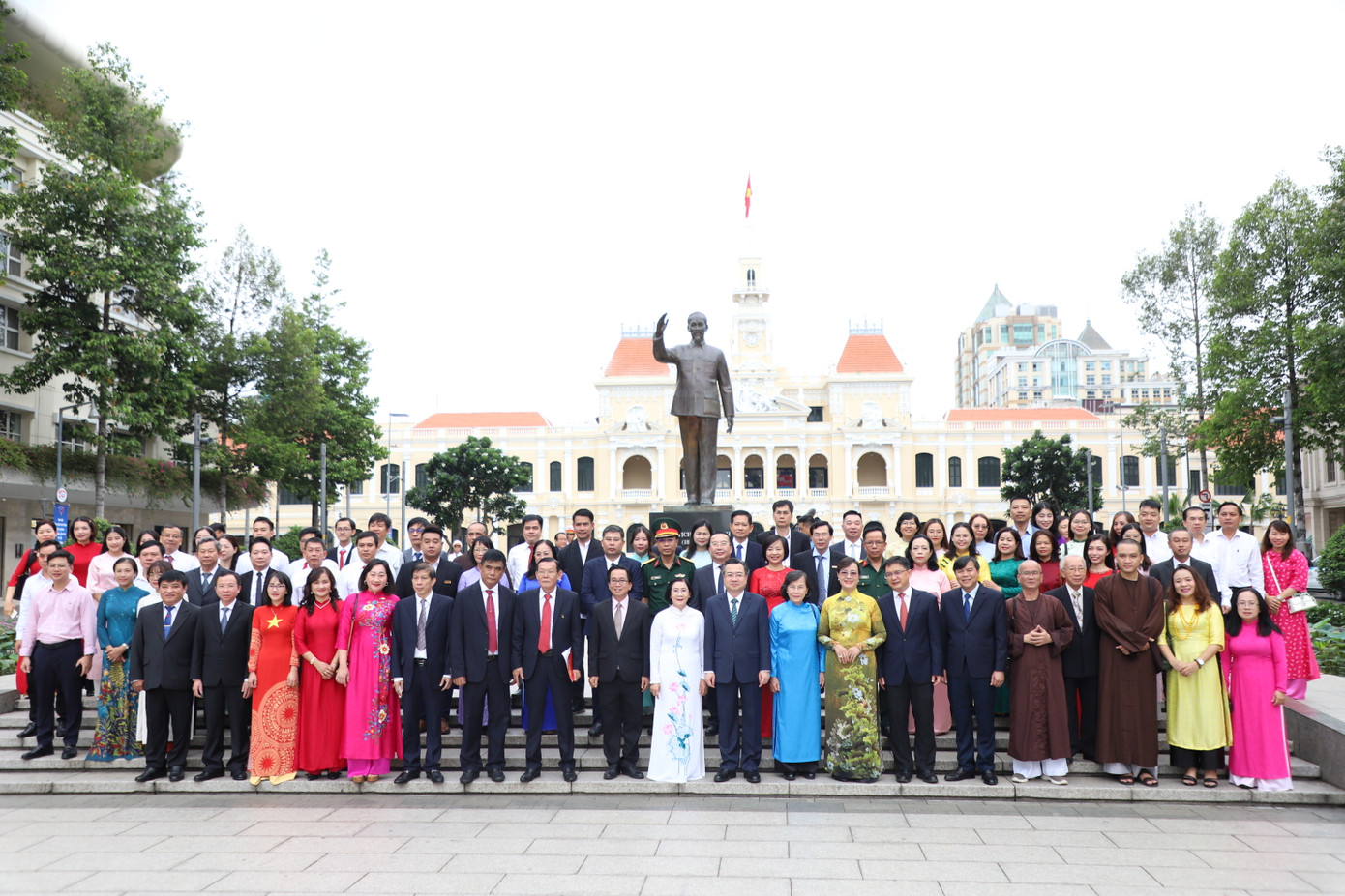 Lãnh đạo TPHCM chụp ảnh lưu niệm cùng đội ngũ người làm báo.