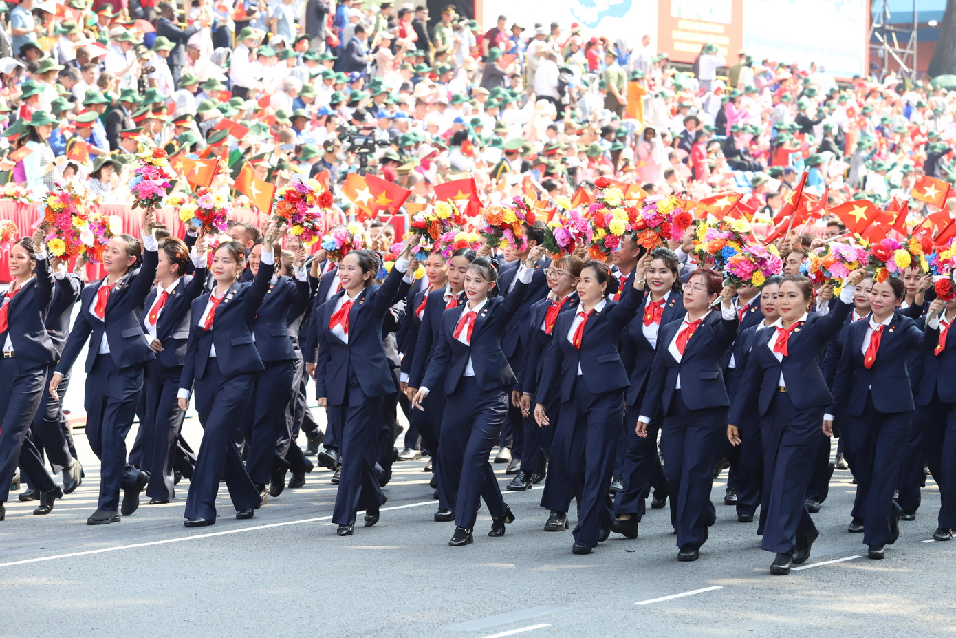 Hình ảnh các chị em thuộc khối Doanh nhân Việt Nam. Đây là lực lượng tiên phong trên mọi mặt trận kinh tế, góp phần đưa đất nước chuyển mình mạnh mẽ. Qua gần 40 năm đổi mới, đội ngũ doanh nhân Việt Nam không ngừng lớn mạnh, trở thành trụ cột của sự nghiệp công nghiệp hóa, hiện đại hóa đất nước.