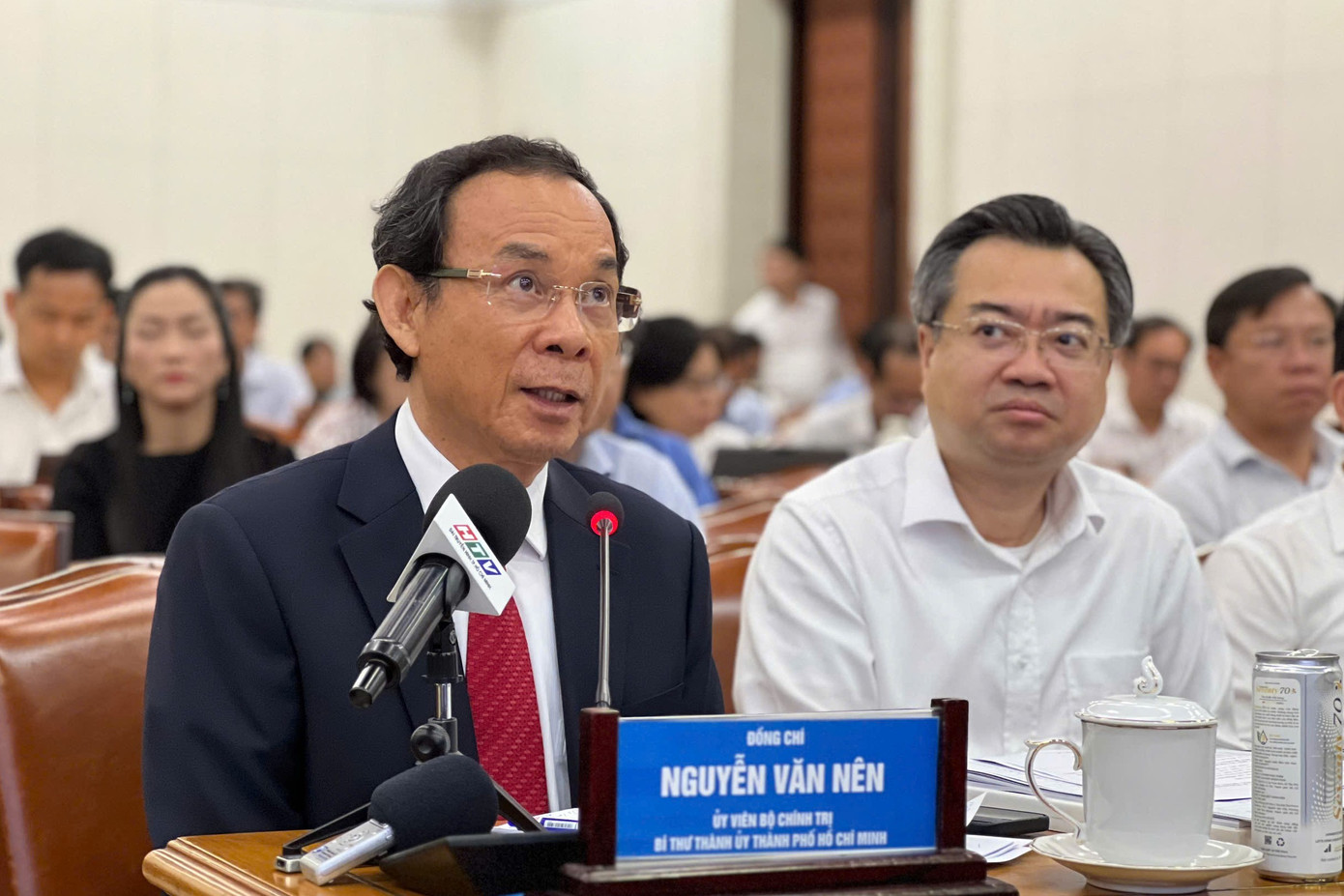 Bí thư Thành ủy TPHCM Nguyễn Văn Nên trao đổi tại hội nghị.