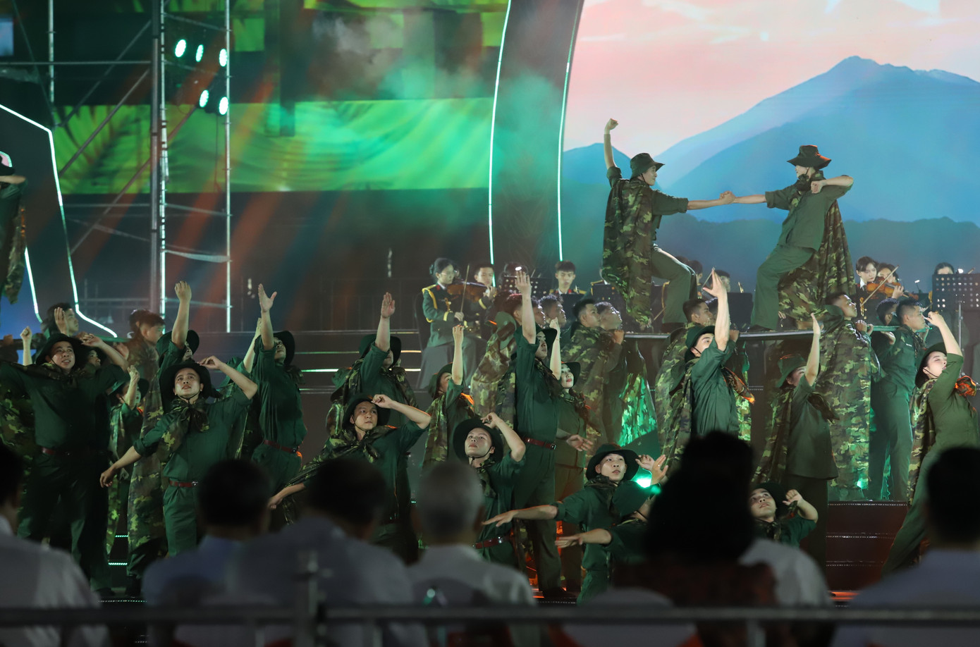 Chương trình mang đến nhiều ca khúc tiêu biểu như Đất nước, Giai điệu Tổ quốc, Son sắt một niềm tin, Miền Nam nhớ mãi ơn Người, Bài ca hy vọng, Bài ca không quên, Màu áo chú bộ đội, Vì nhân dân quên mình, Khúc quân ca Trường Sa, Đất nước trọn niềm vui, Mùa xuân trên thành phố Hồ Chí Minh…