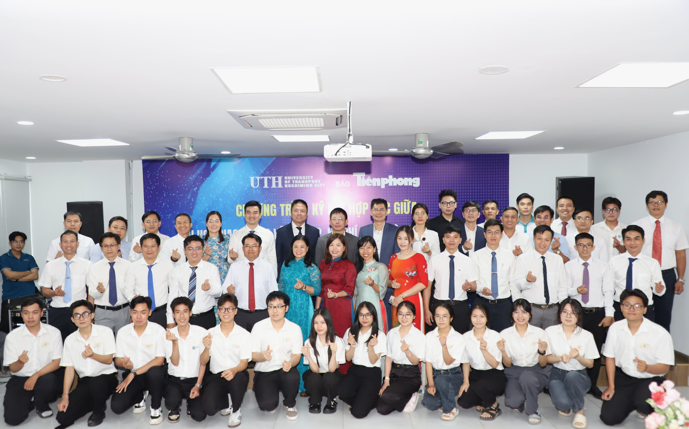 Đại biểu và các sinh viên UTH chụp ảnh lưu niệm kết thúc buổi lễ. Ảnh: Ngô Tùng.